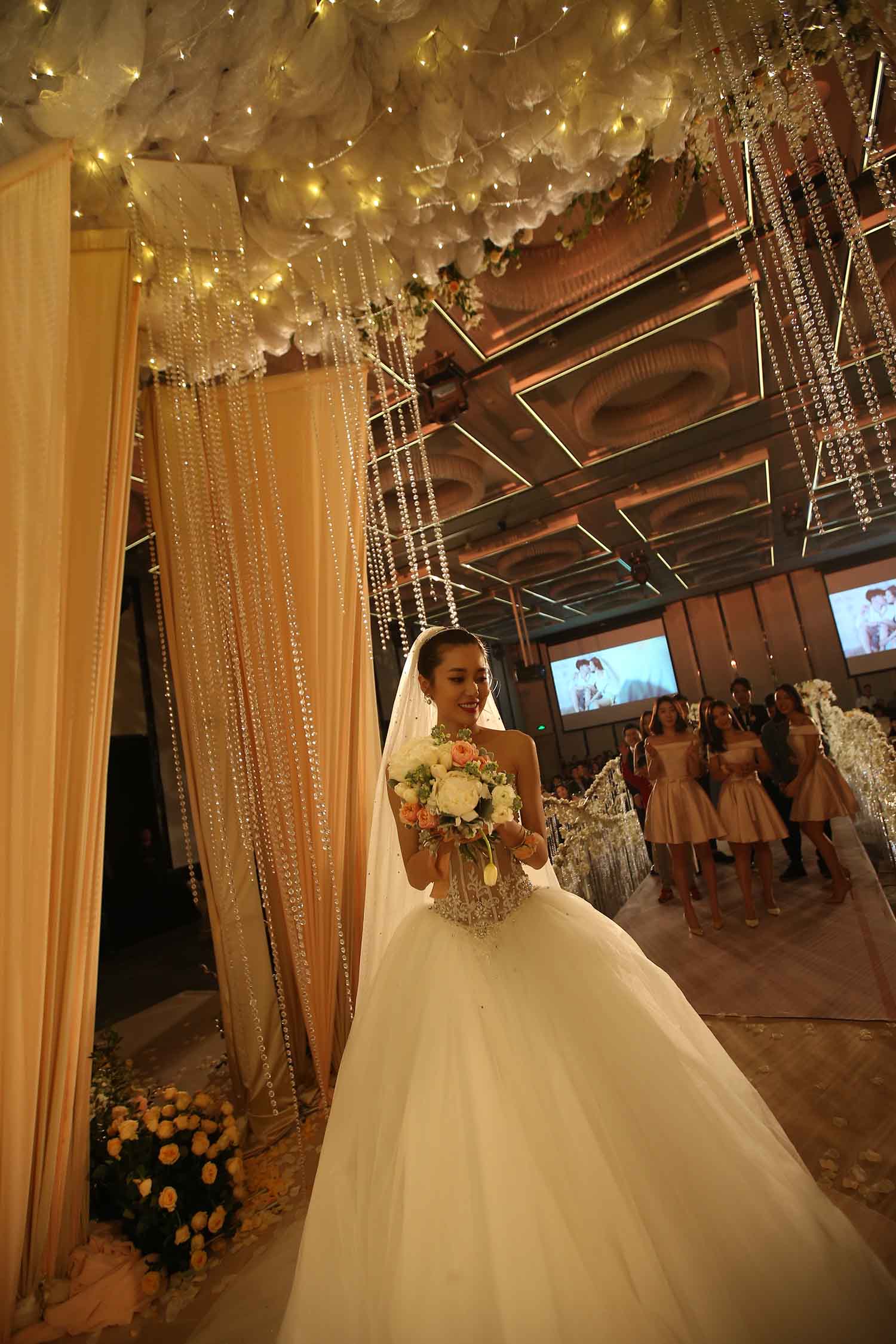 [素人新娘] 性感白色抹胸贵妇气质新娘的婚礼现场实拍写真 H200