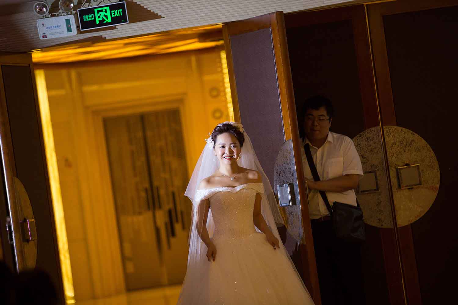 [素人新娘] 五官精致后背有纹身，一看就是有故事的新娘婚礼现场实拍写真 H241