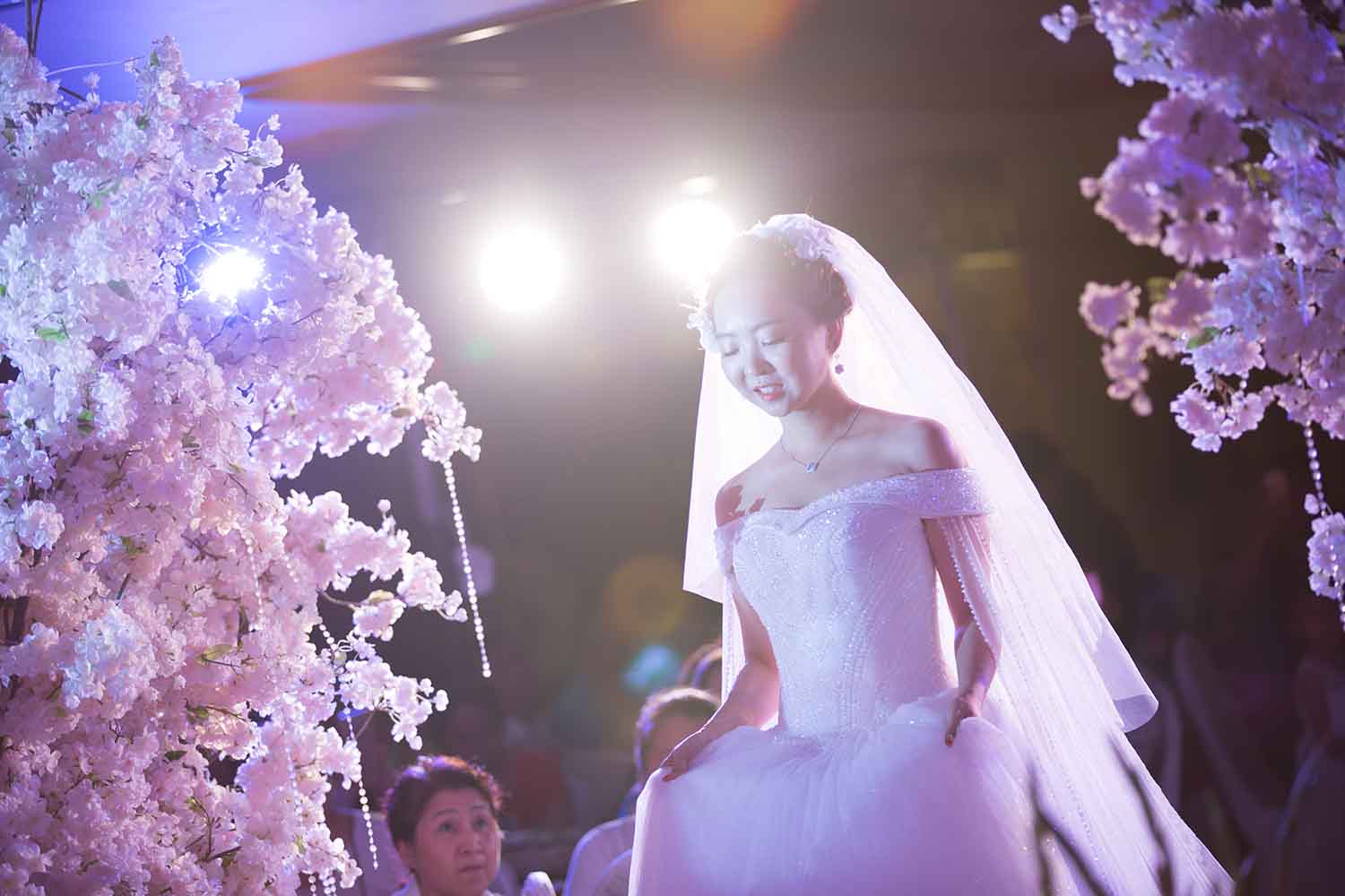 [素人新娘] 五官精致后背有纹身，一看就是有故事的新娘婚礼现场实拍写真 H241