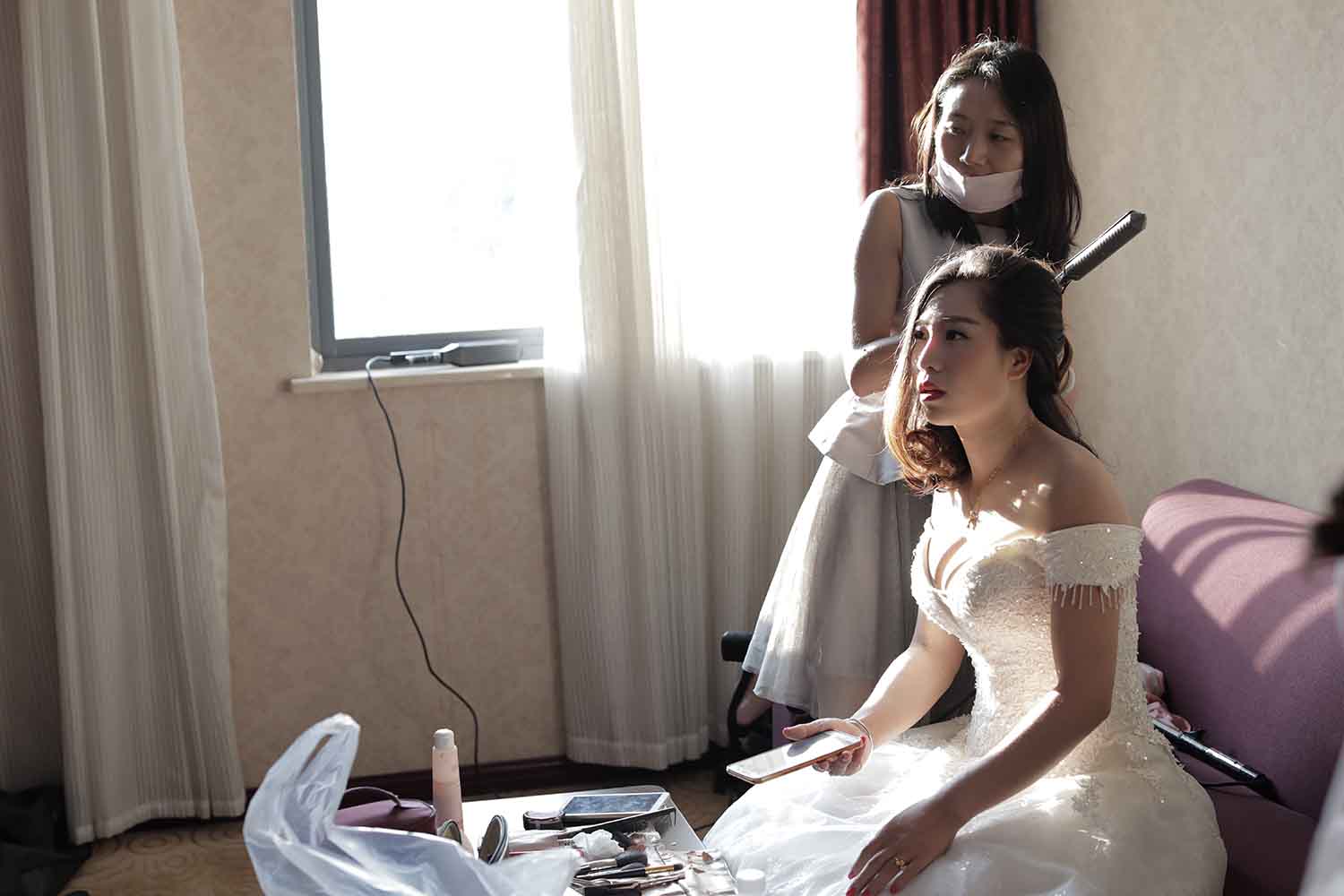 [素人新娘] 豪华伴娘团相伴的身材很丰腴的新娘婚礼现场实拍写真 H242