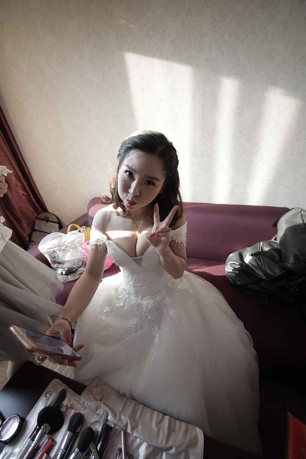 [素人新娘] 豪华伴娘团相伴的身材很丰腴的新娘婚礼现场实拍写真 H242