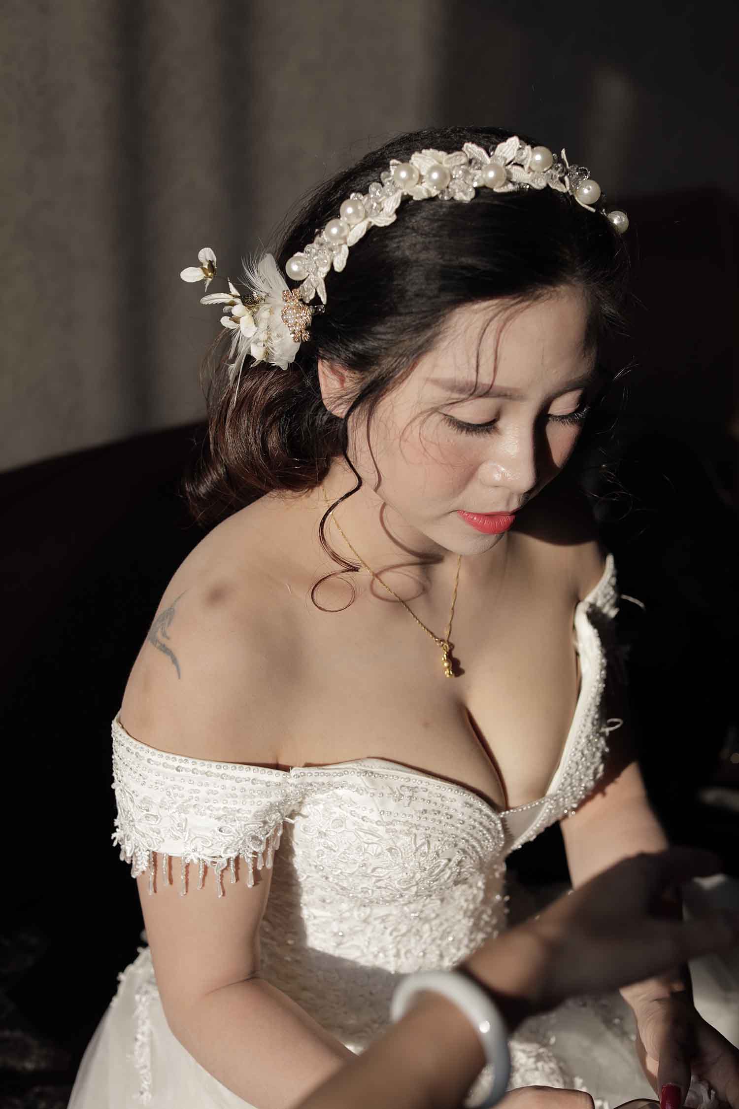 [素人新娘] 豪华伴娘团相伴的身材很丰腴的新娘婚礼现场实拍写真 H242