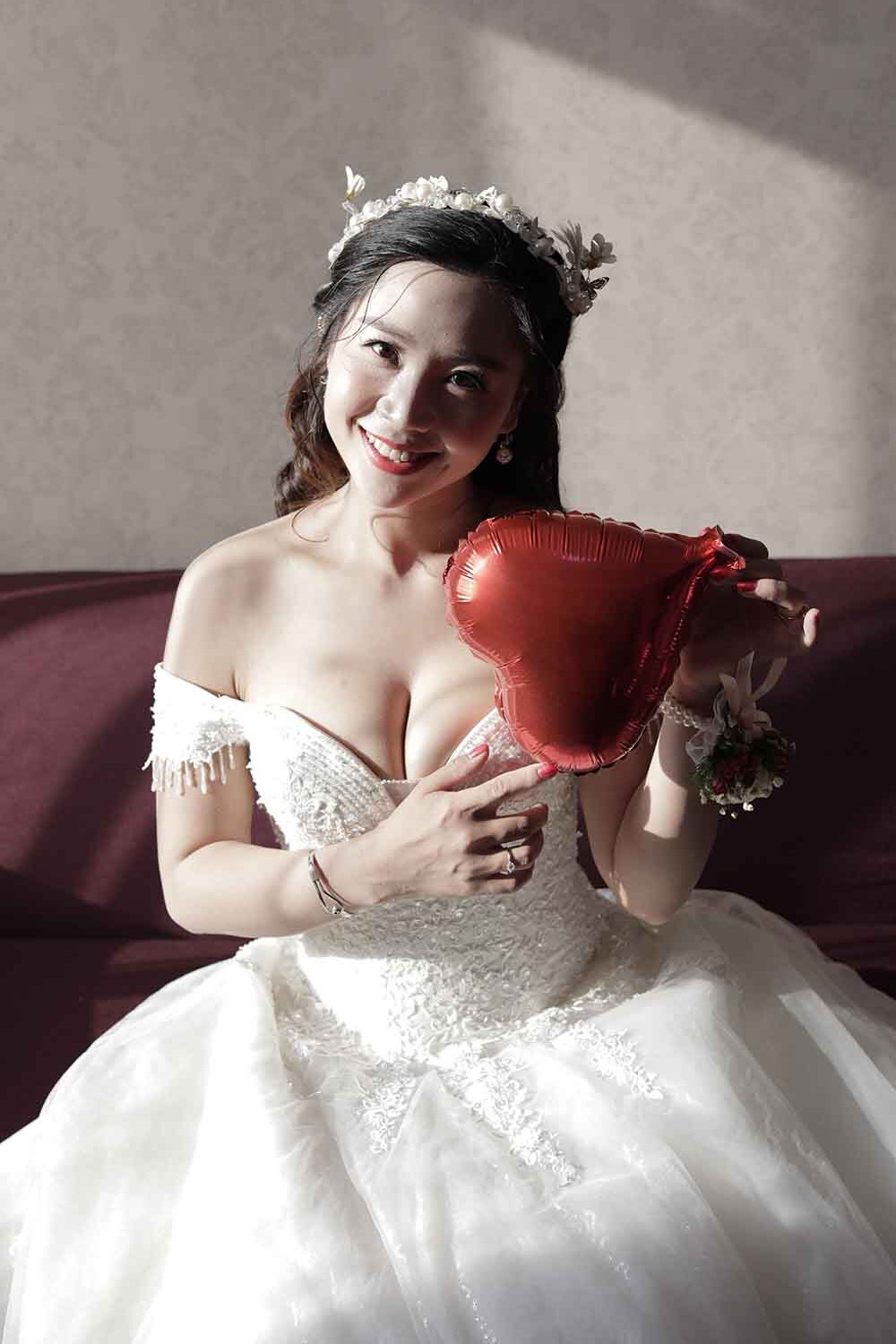 [素人新娘] 豪华伴娘团相伴的身材很丰腴的新娘婚礼现场实拍写真 H242