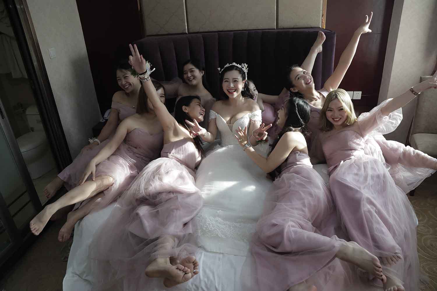 [素人新娘] 豪华伴娘团相伴的身材很丰腴的新娘婚礼现场实拍写真 H242