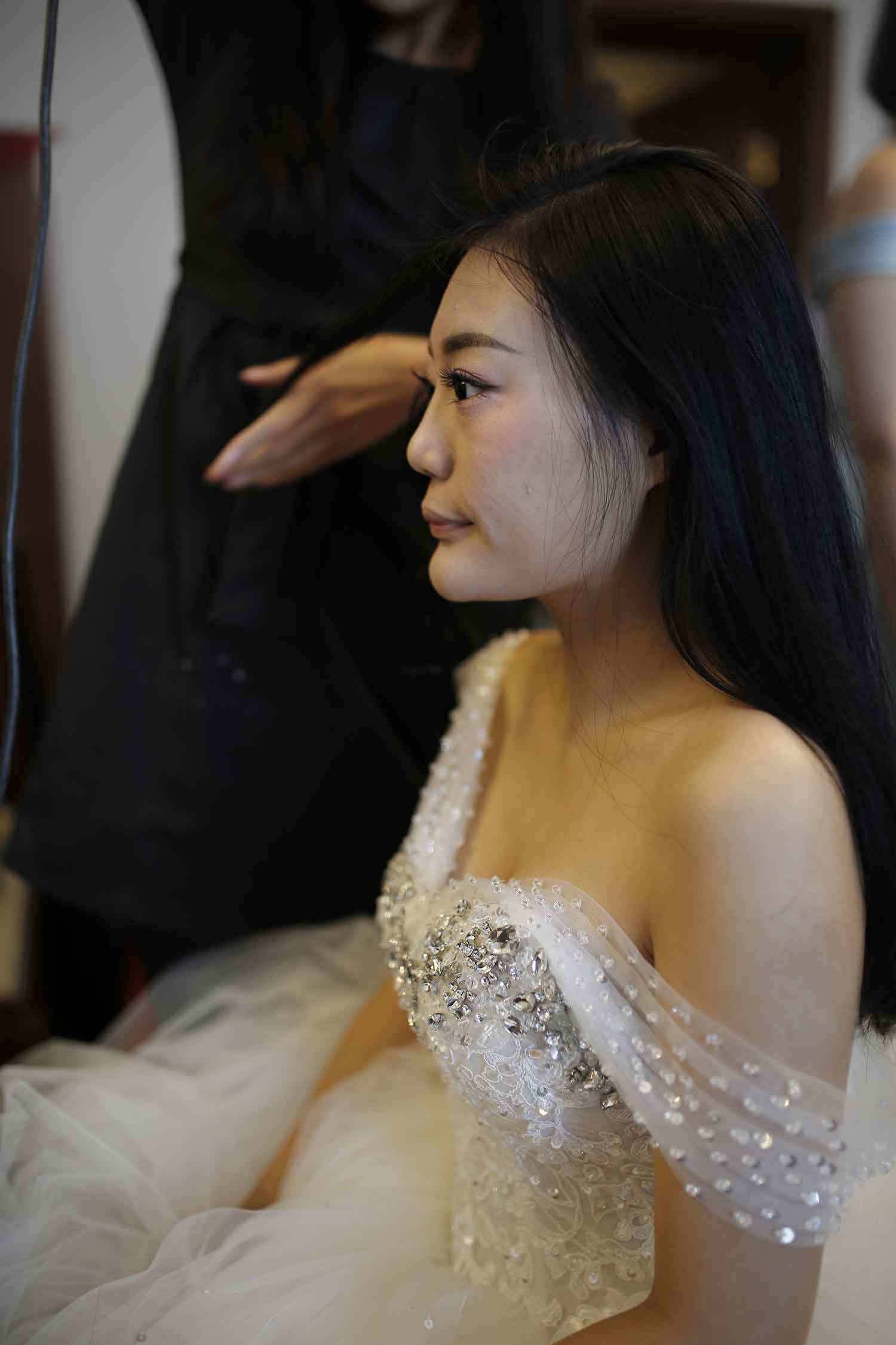 [素人新娘] 小巧可人事业线很深的新娘婚礼现场实拍写真 H217