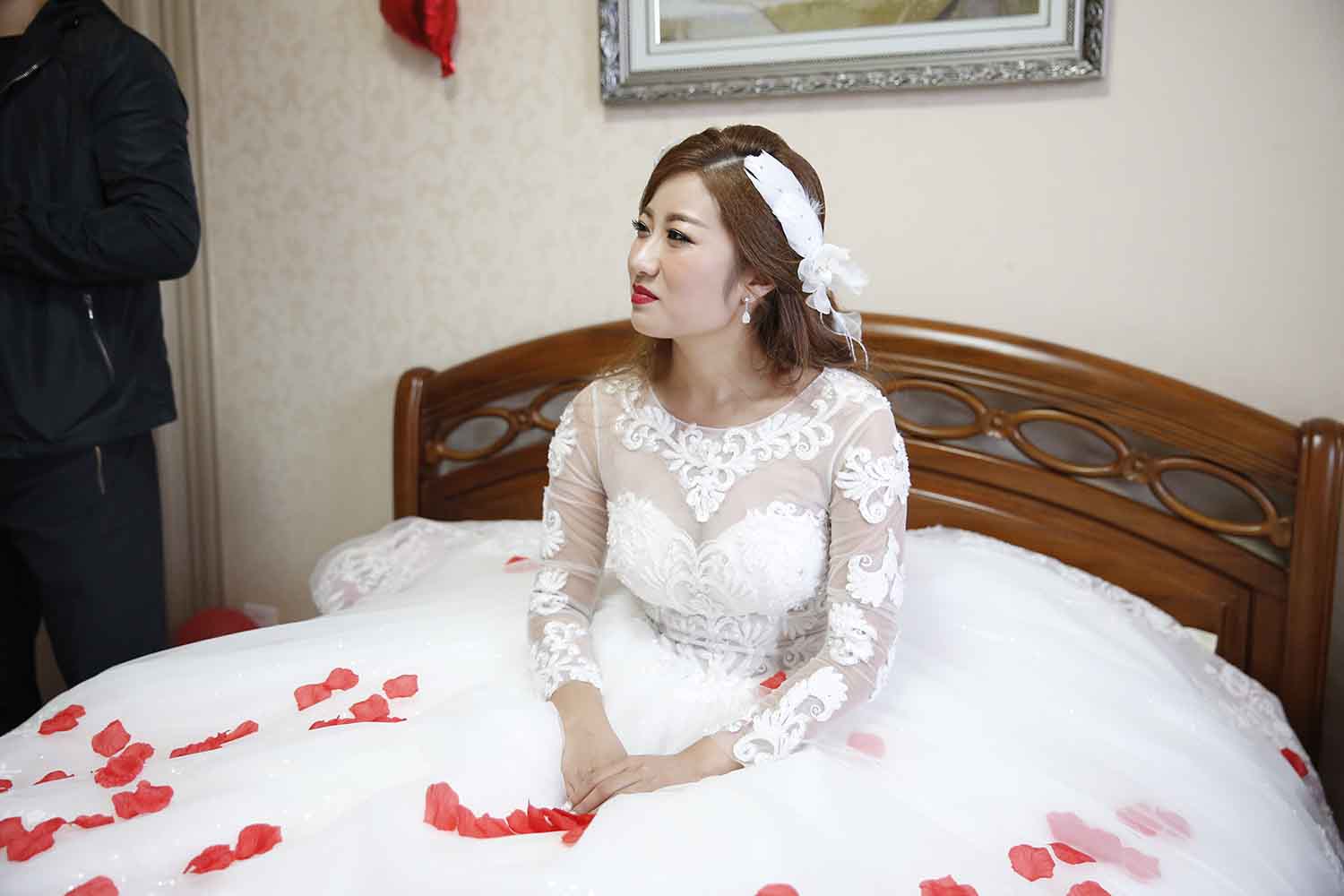 [素人新娘] 富态鹅蛋脸后背有纹身的新娘婚礼现场实拍写真 H215