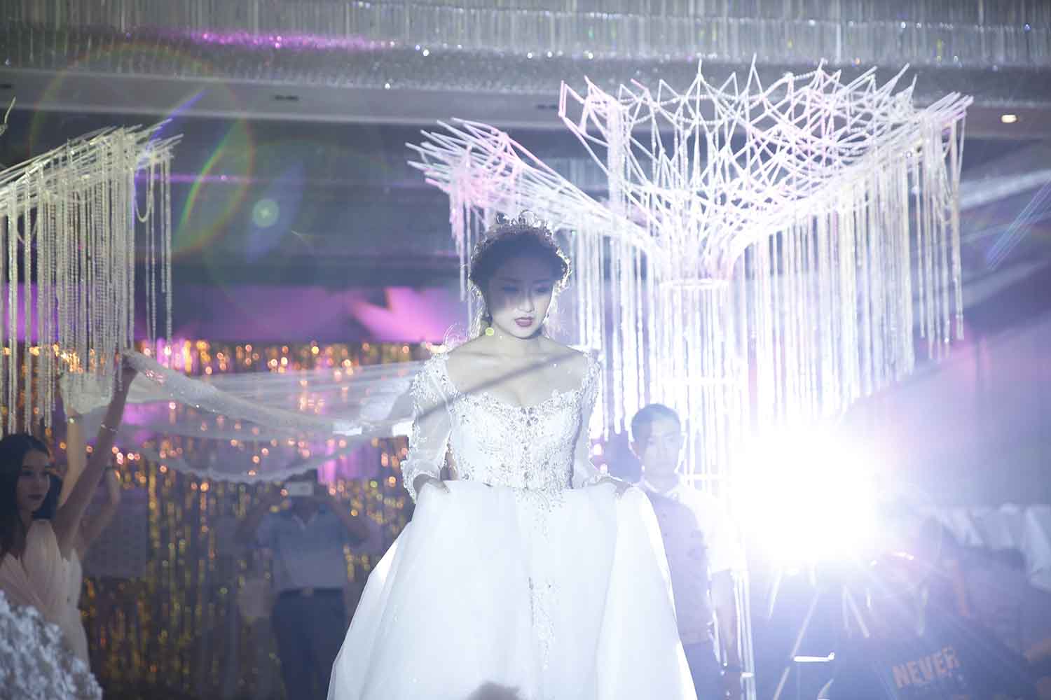 [素人新娘] 富态鹅蛋脸后背有纹身的新娘婚礼现场实拍写真 H215