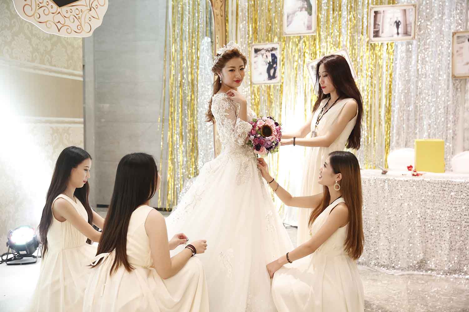 [素人新娘] 富态鹅蛋脸后背有纹身的新娘婚礼现场实拍写真 H215