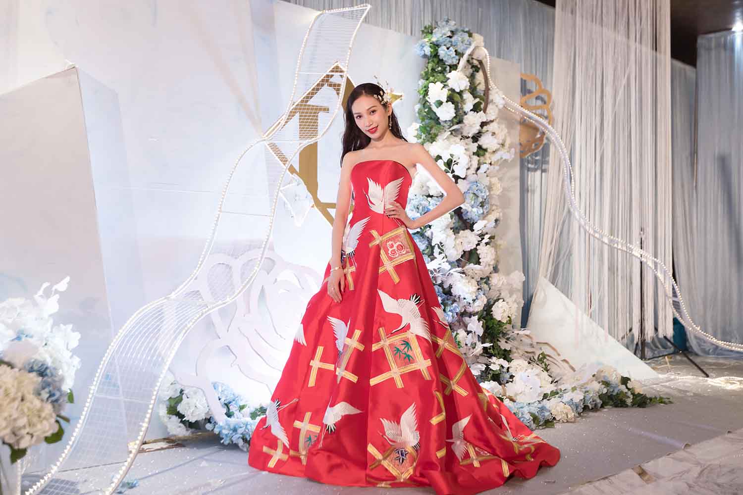 [素人新娘] 脚很性感的大长腿美女新娘婚礼现场实拍写真 H247