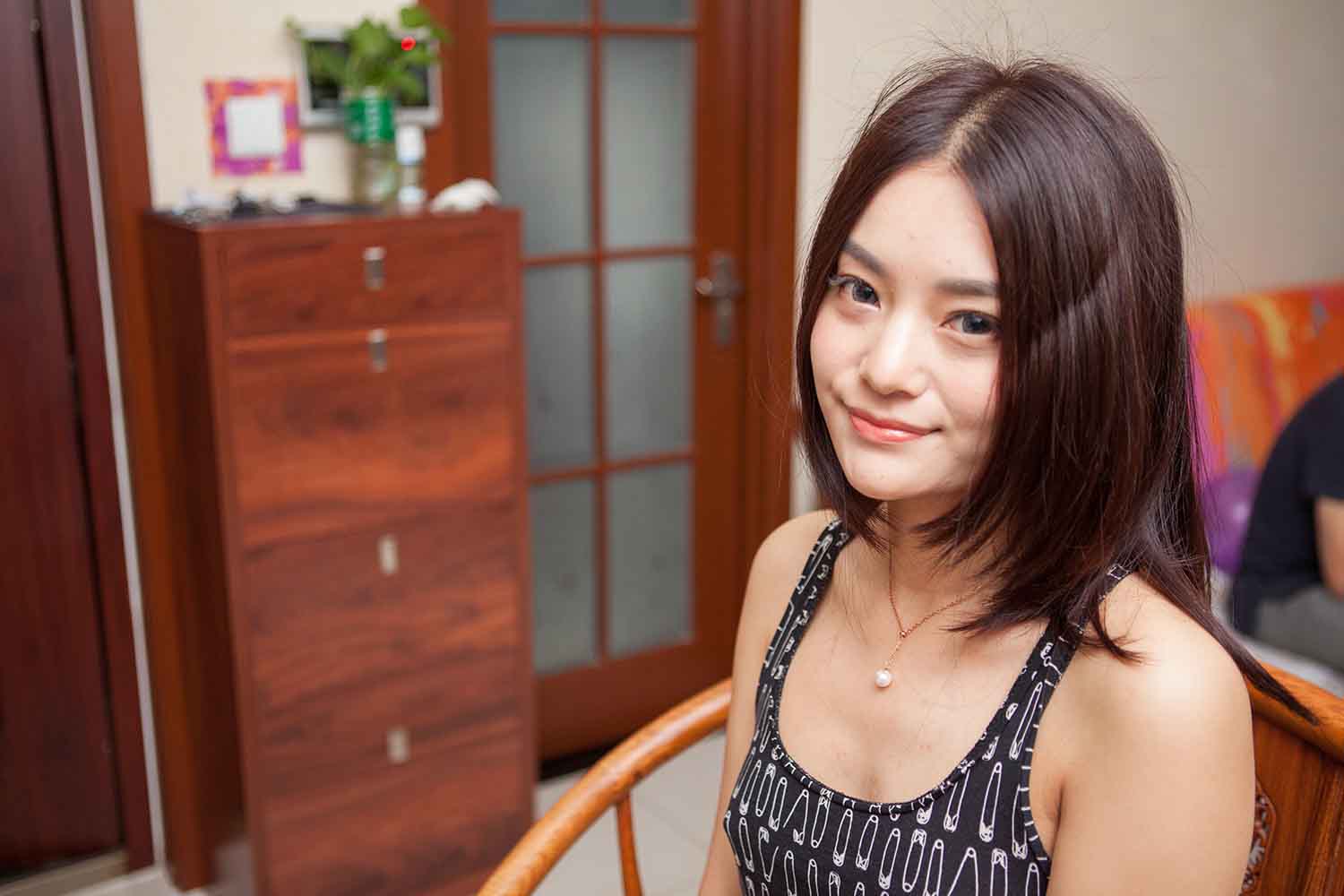 [素人新娘] 深V抹胸大眼睛美女新娘的婚礼现场实拍写真 H205