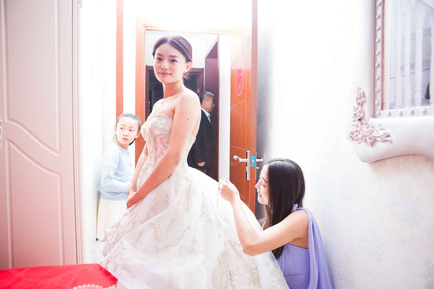 [素人新娘] 深V抹胸大眼睛美女新娘的婚礼现场实拍写真 H205