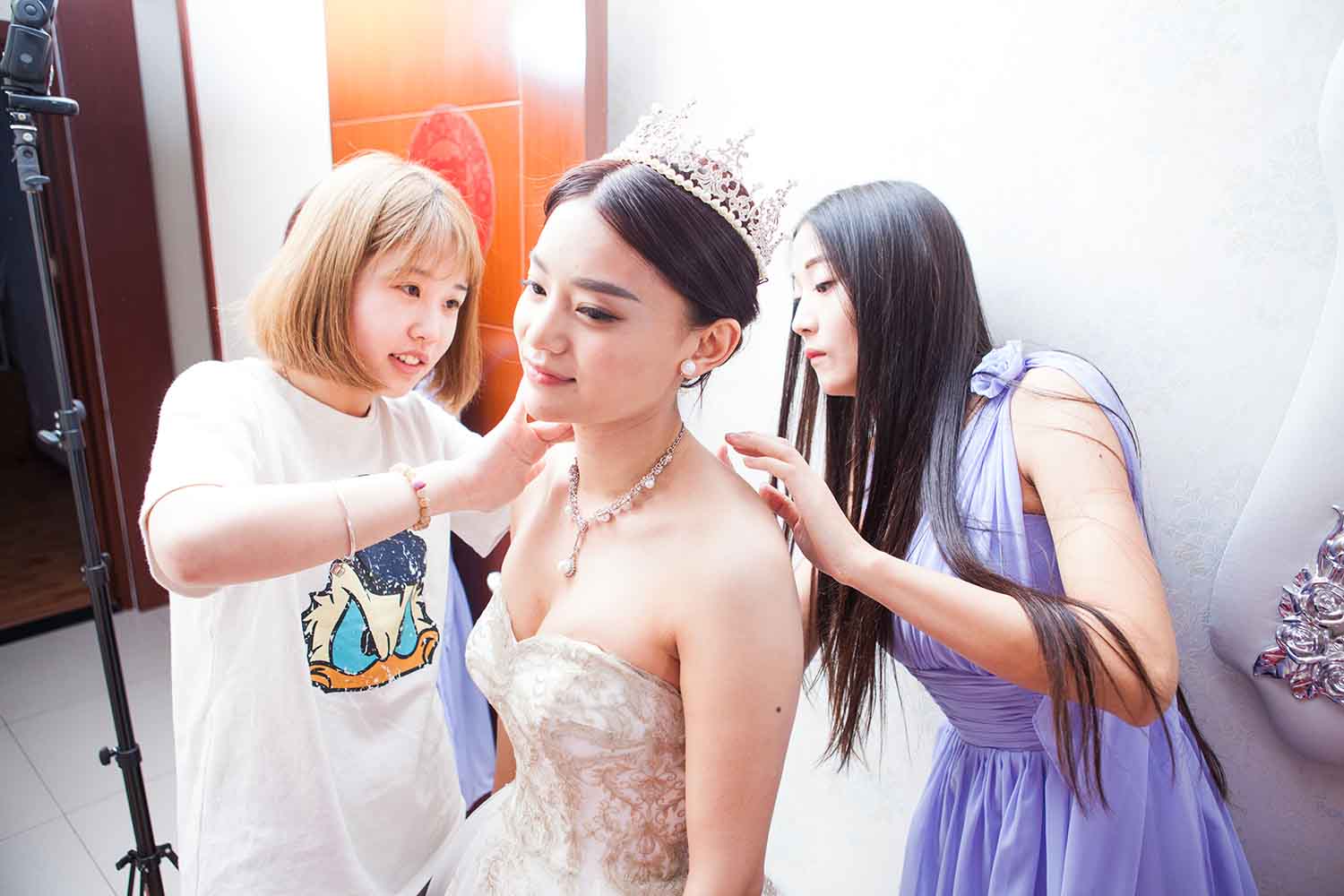 [素人新娘] 深V抹胸大眼睛美女新娘的婚礼现场实拍写真 H205