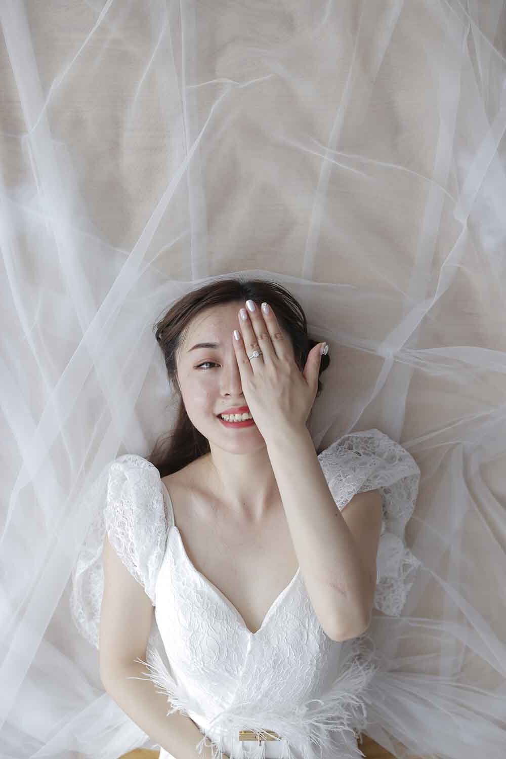 [素人新娘] 肤白丰满的大龄准新娘室内婚纱照写真 H213