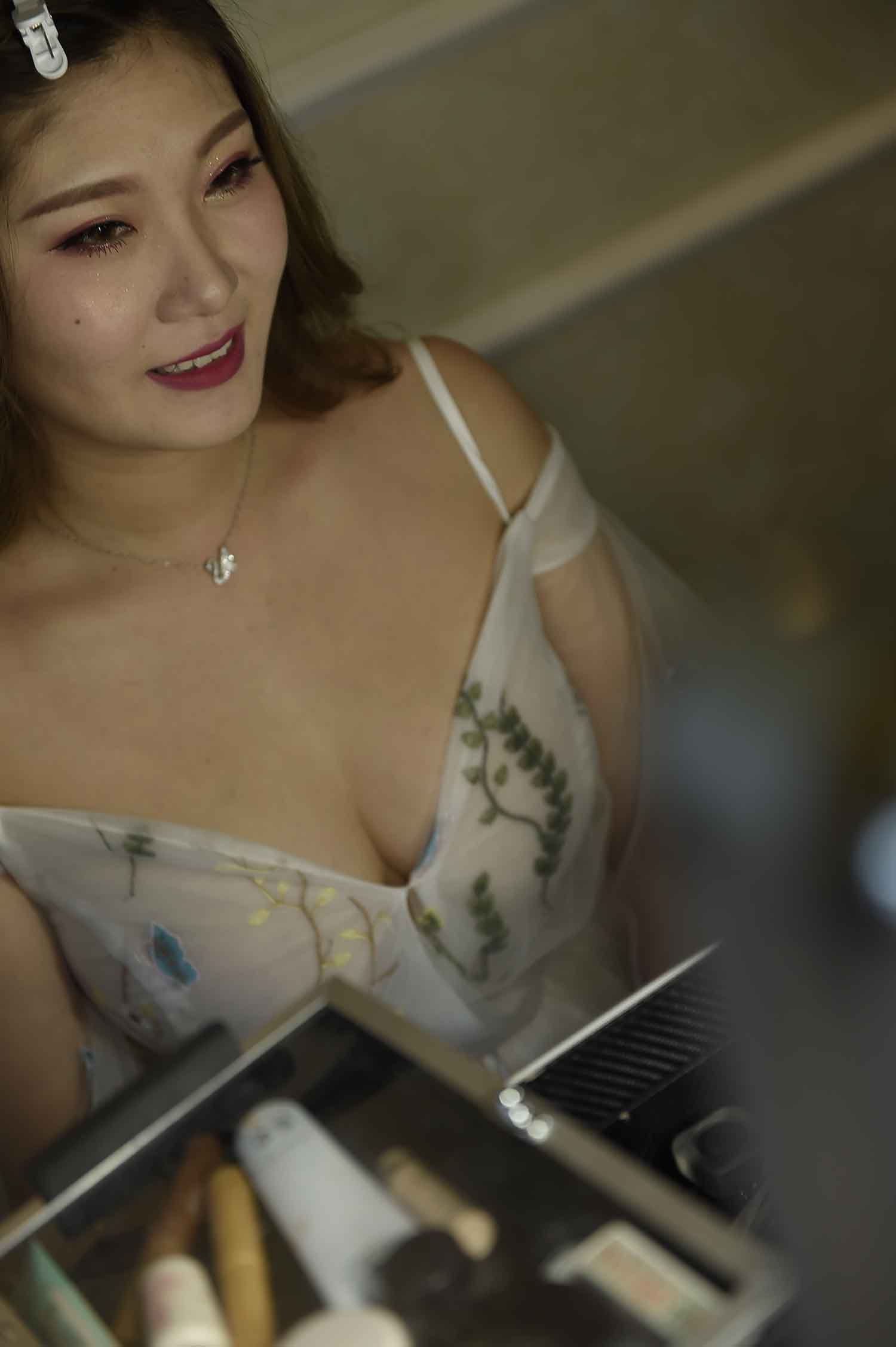 [素人新娘] 有着丰满大白兔的美女新娘婚礼现场实拍写真 H407