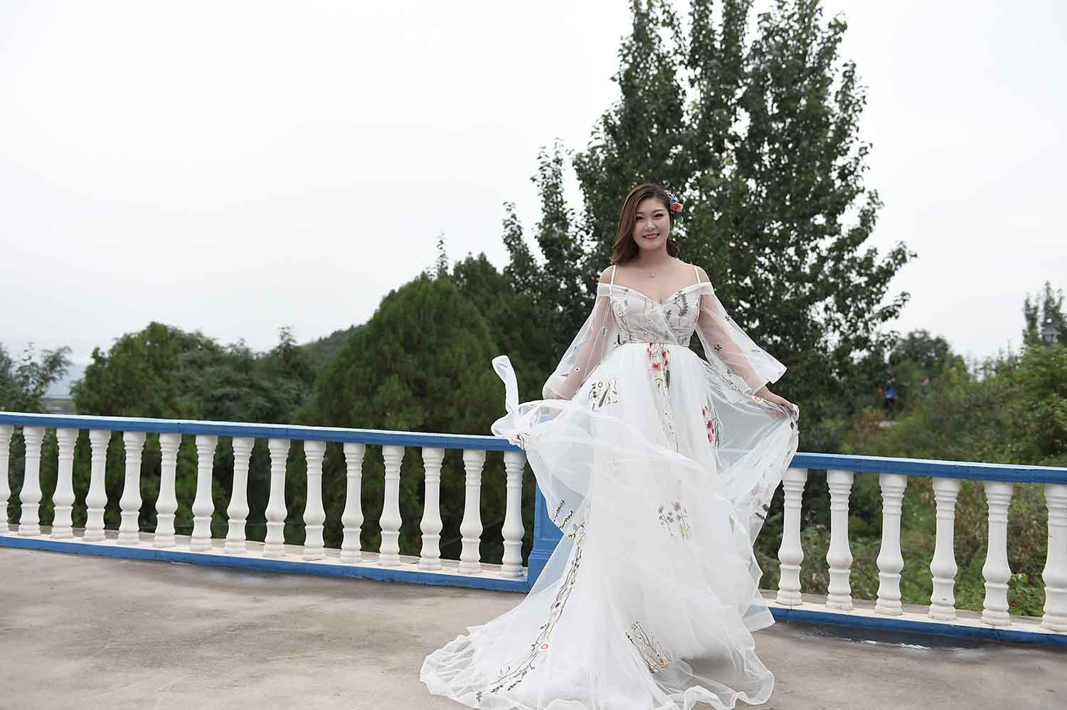 [素人新娘] 有着丰满大白兔的美女新娘婚礼现场实拍写真 H407