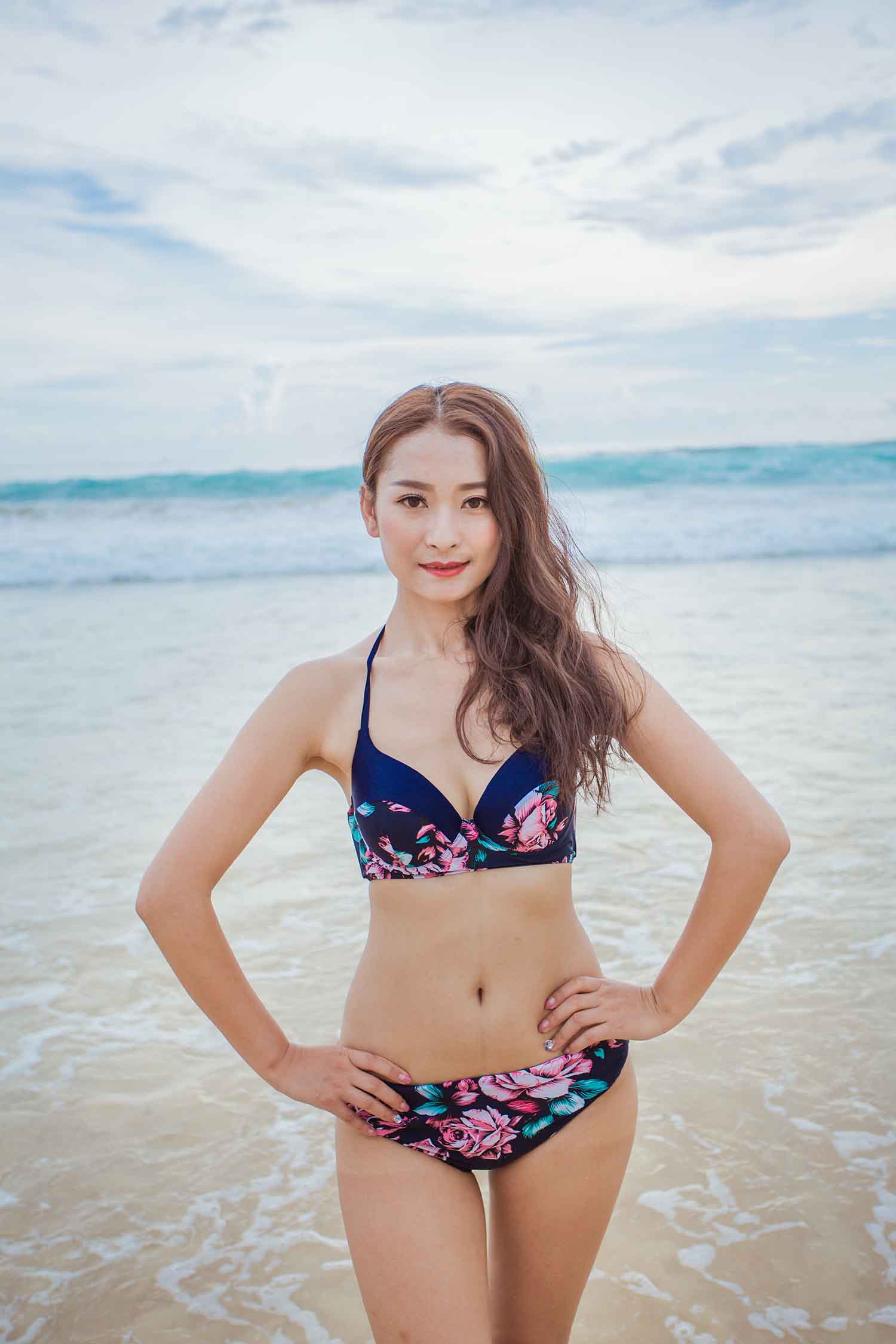 [素人新娘] 在海边穿着比基尼的气质少妇拍摄婚纱照写真 H402