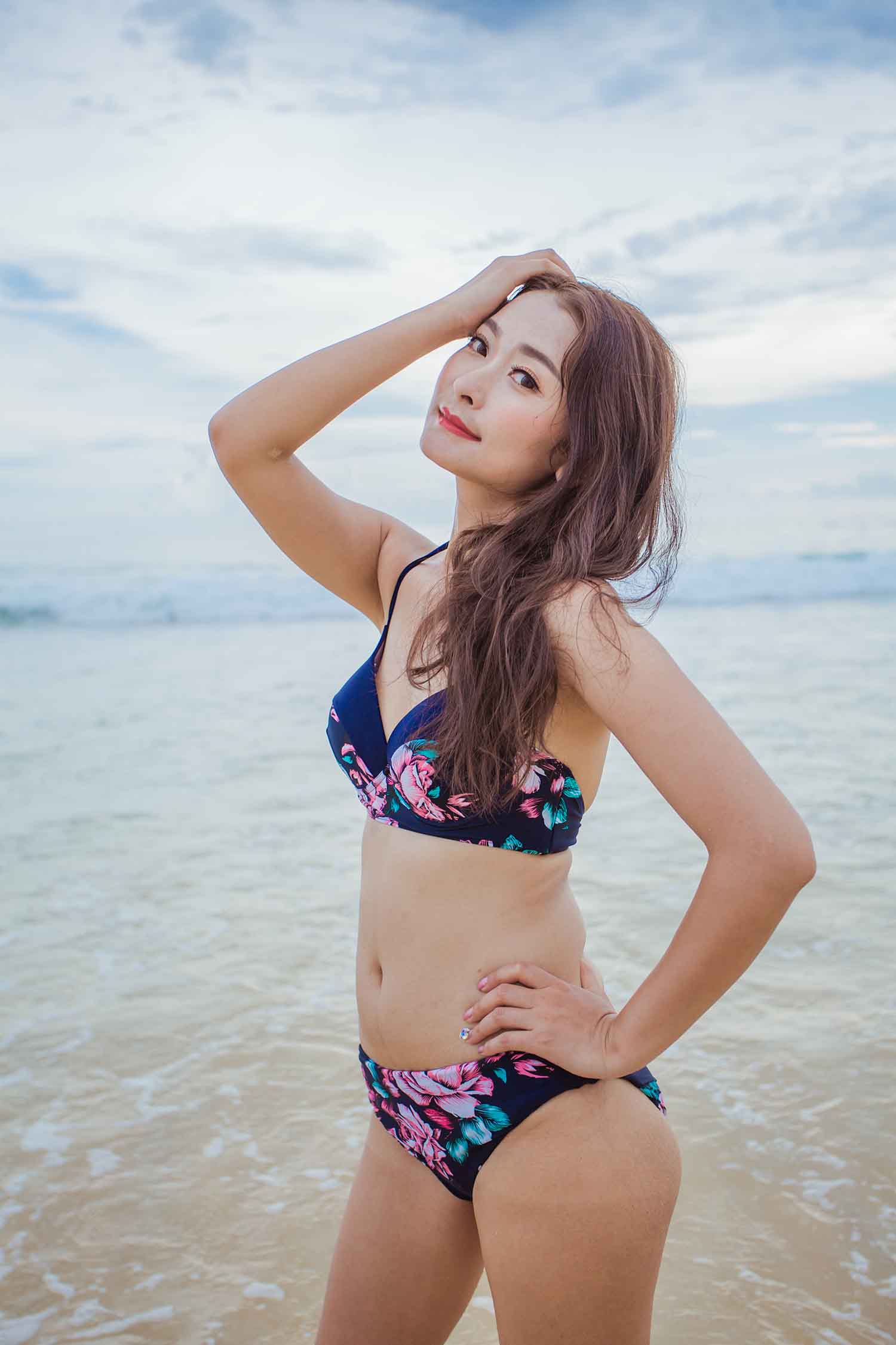 [素人新娘] 在海边穿着比基尼的气质少妇拍摄婚纱照写真 H402