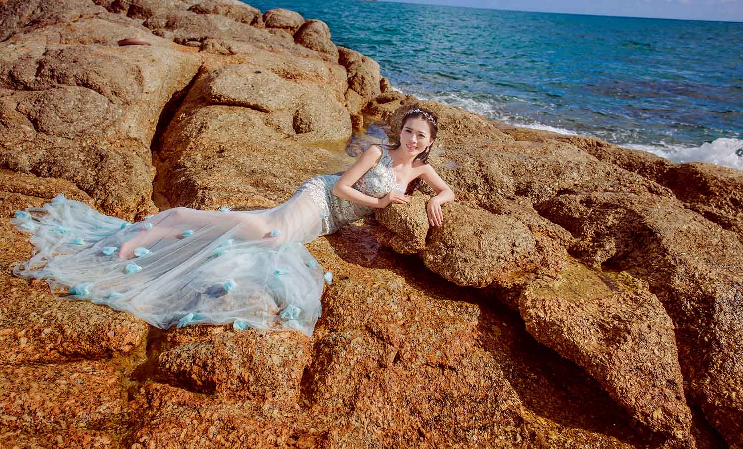 [素人新娘] 前凸后翘的美女新娘在海边拍摄婚纱照写真 H406