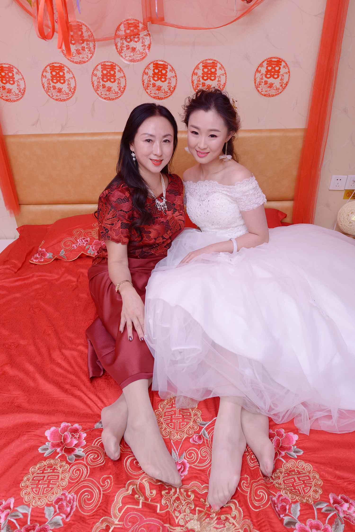 [素人新娘] 在床上露出性感双脚的新娘婚礼现场实拍写真 H352