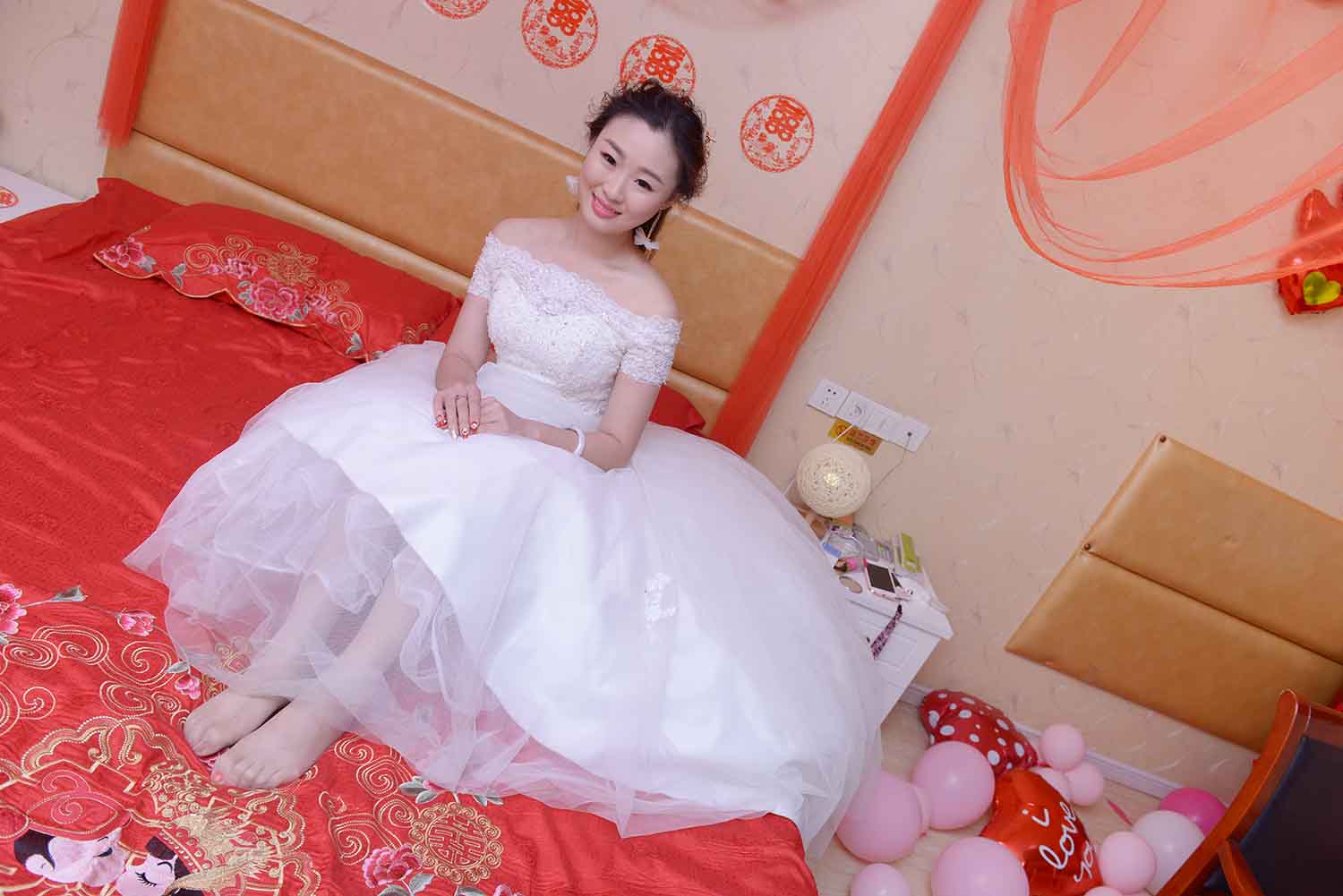 [素人新娘] 在床上露出性感双脚的新娘婚礼现场实拍写真 H352