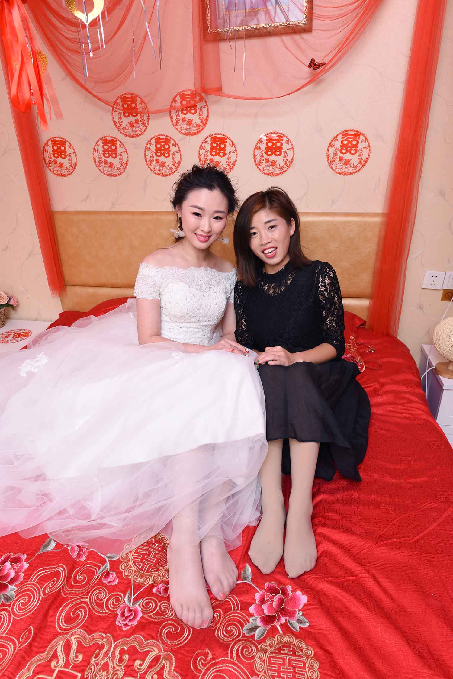 [素人新娘] 在床上露出性感双脚的新娘婚礼现场实拍写真 H352