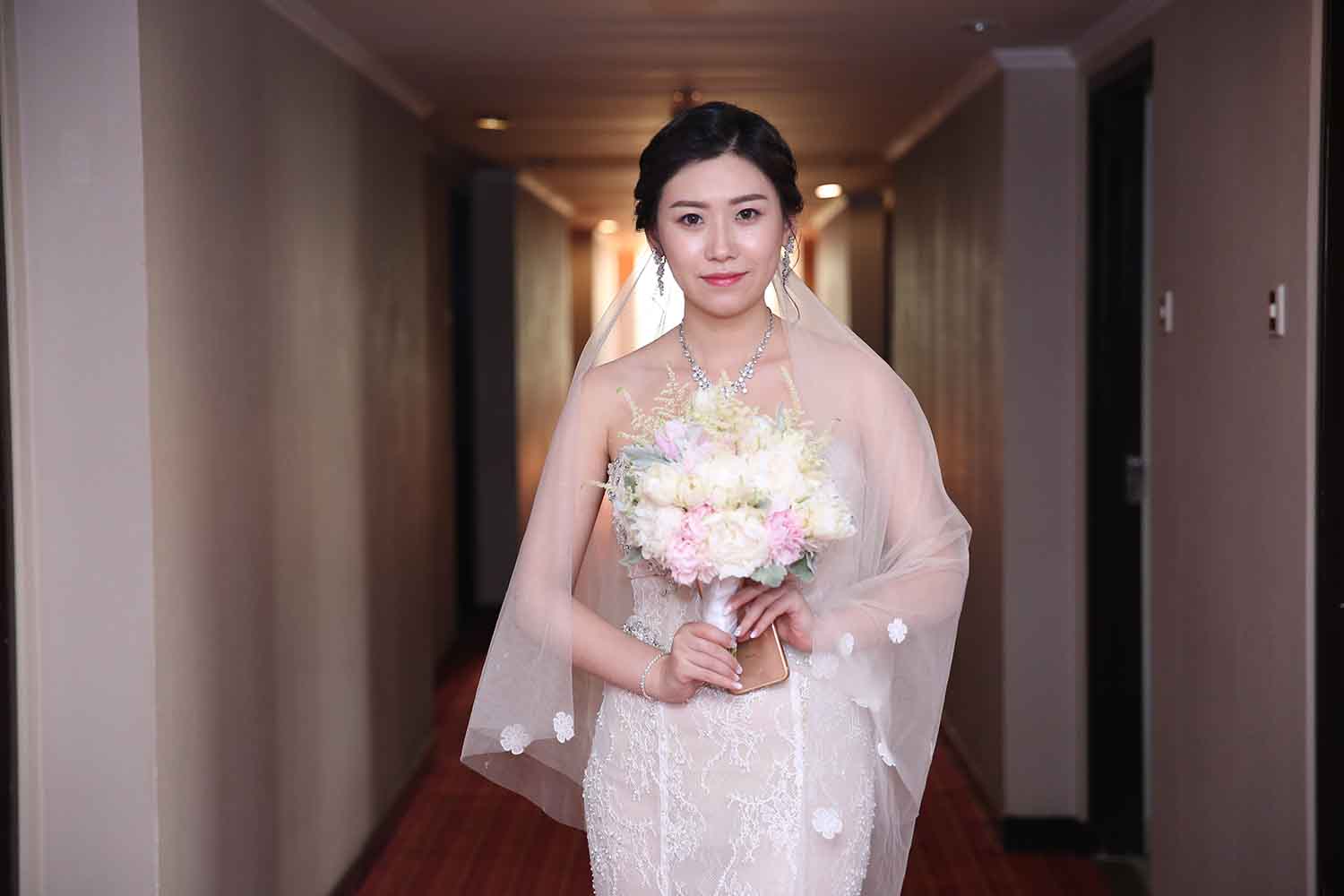 [素人新娘] 又大又圆还有点小气质的新娘婚礼现场实拍写真 H354