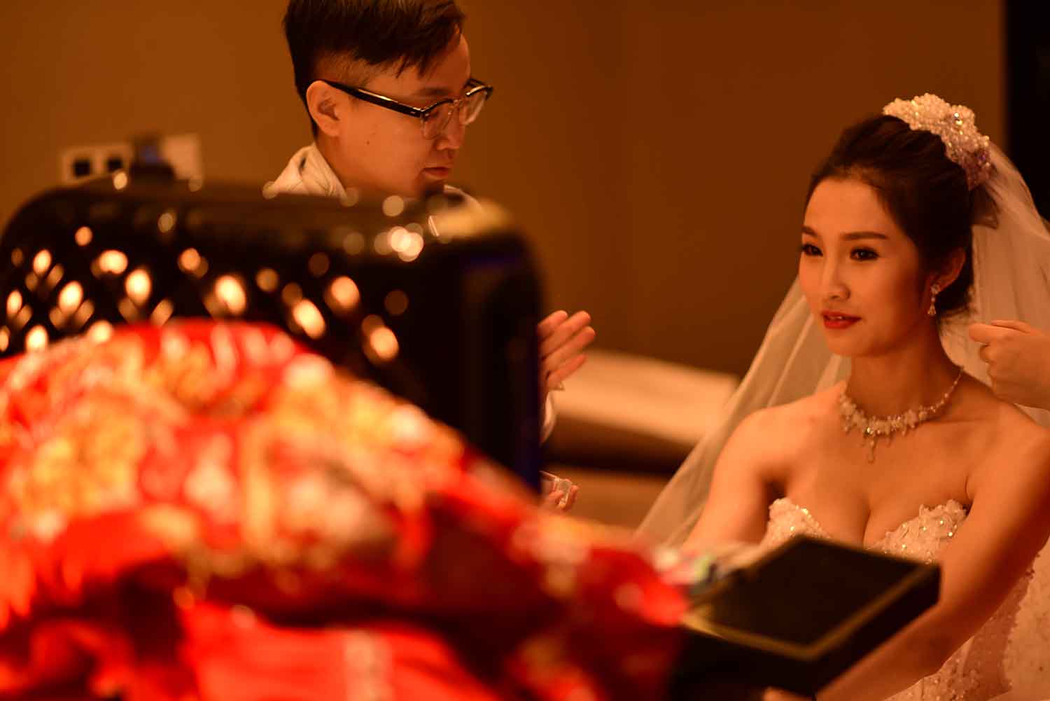 [素人新娘] 前面又大又圆感觉快被挤爆的新娘婚礼现场实拍写真 H429