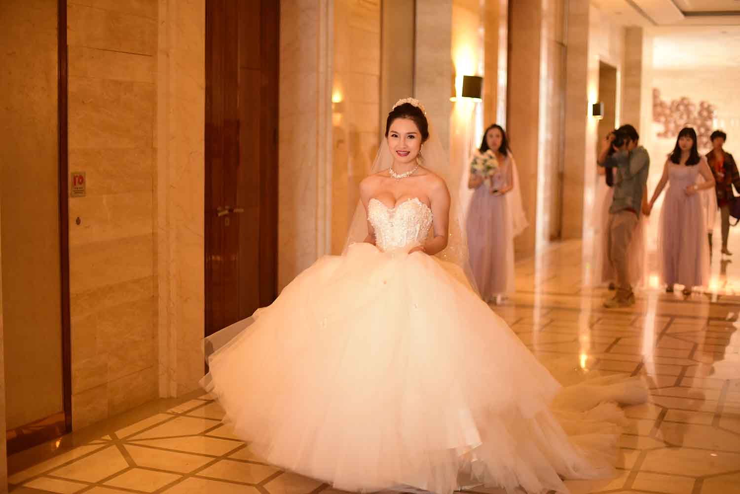 [素人新娘] 前面又大又圆感觉快被挤爆的新娘婚礼现场实拍写真 H429