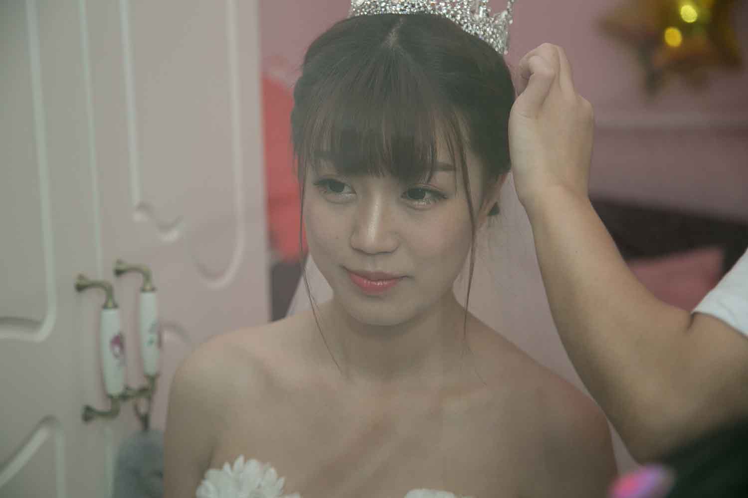 [素人新娘] 露出性感后背的娇羞美女新娘婚礼现场实拍写真 H409