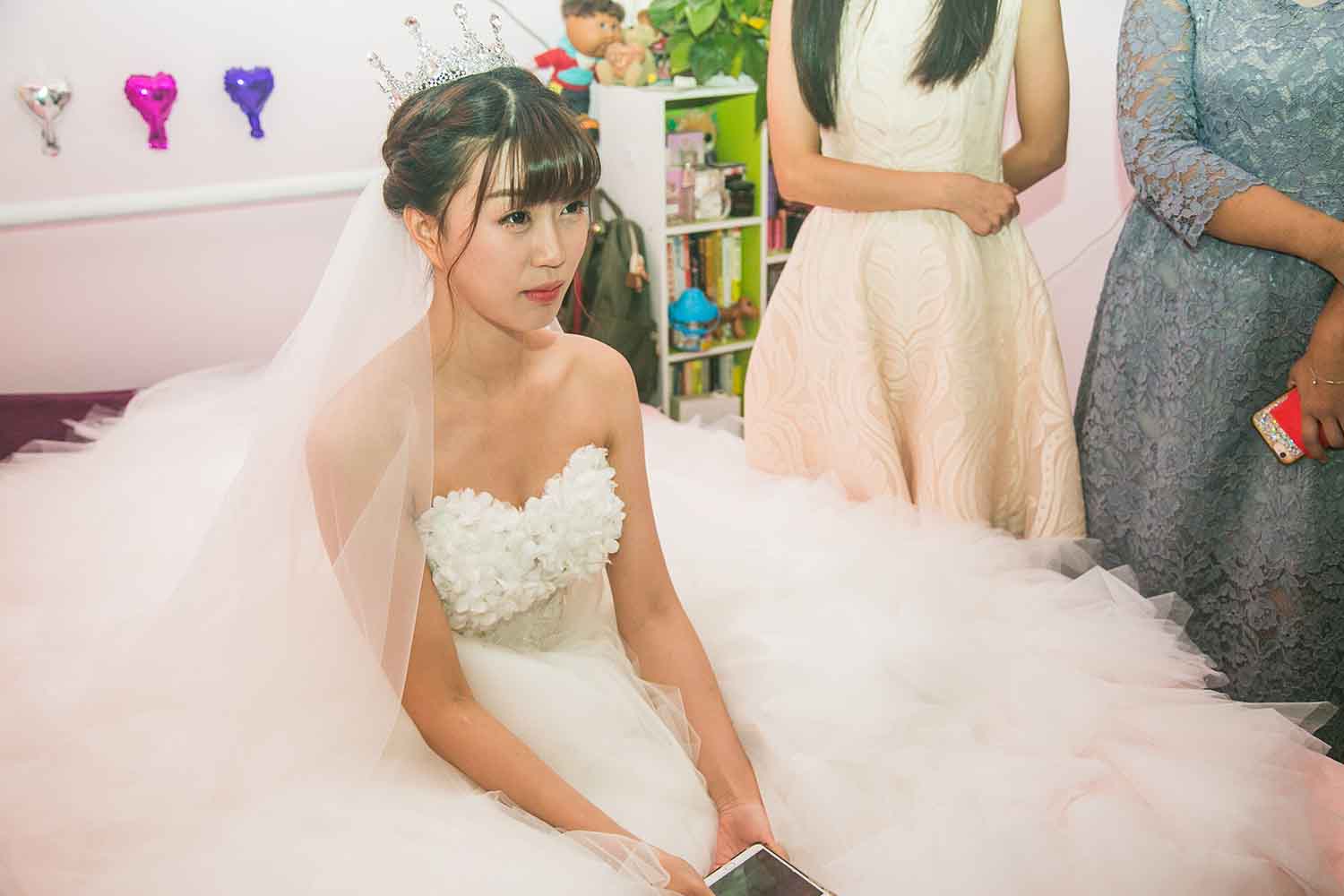 [素人新娘] 露出性感后背的娇羞美女新娘婚礼现场实拍写真 H409