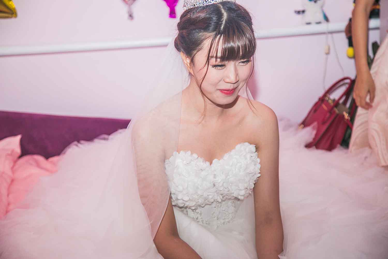 [素人新娘] 露出性感后背的娇羞美女新娘婚礼现场实拍写真 H409