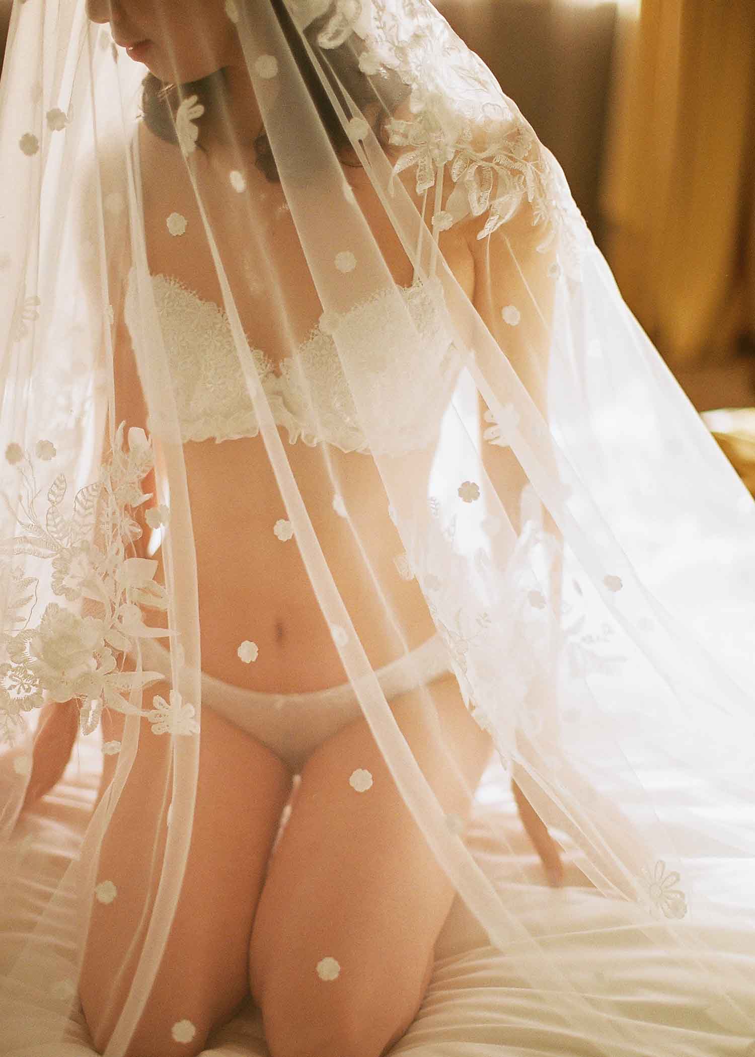 [素人新娘] 穿着蕾丝内裤很性感的新娘婚礼现场实拍写真 H356