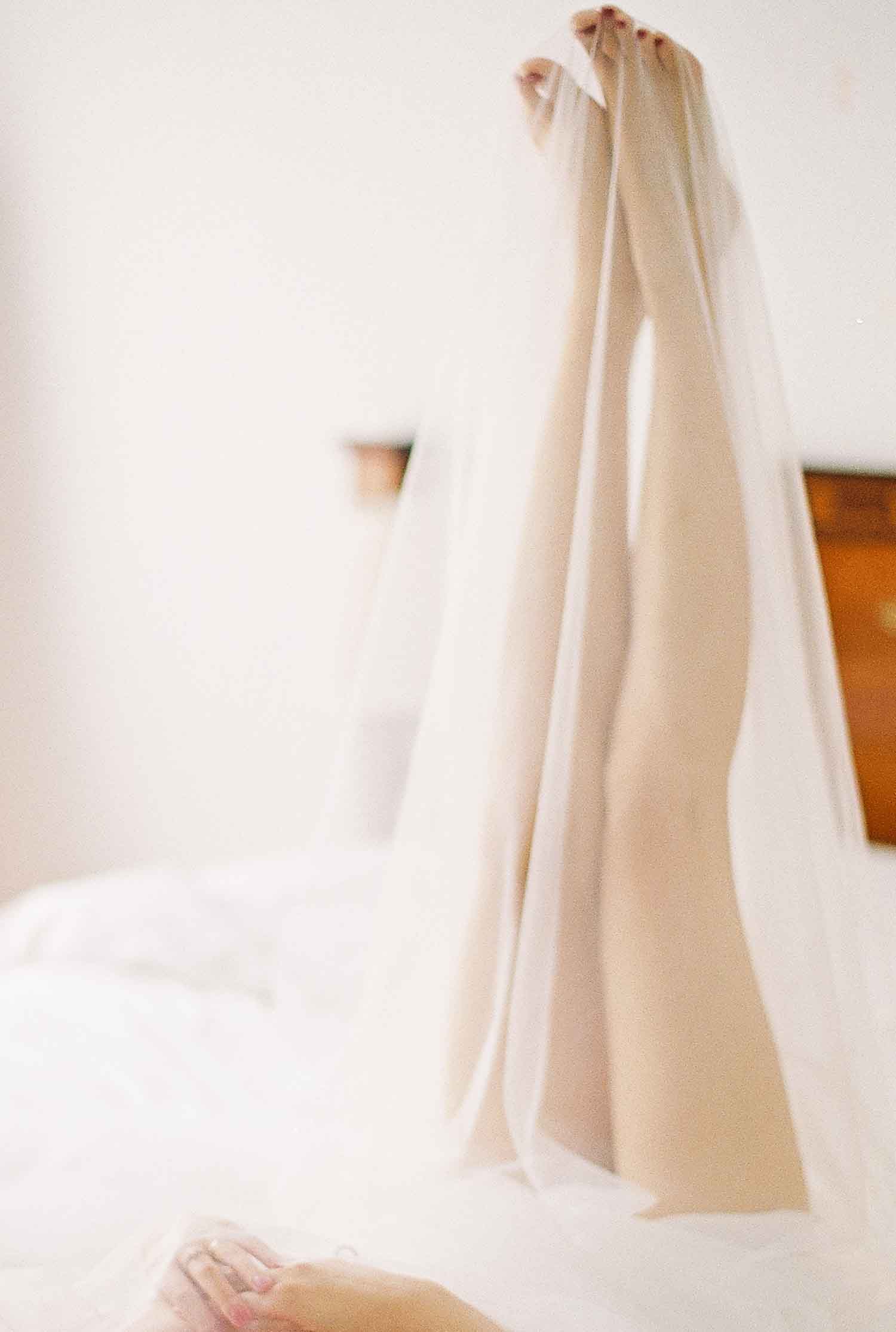 [素人新娘] 穿着性感蕾丝内裤露着性感大腿的新娘婚礼现场实拍写真 H358