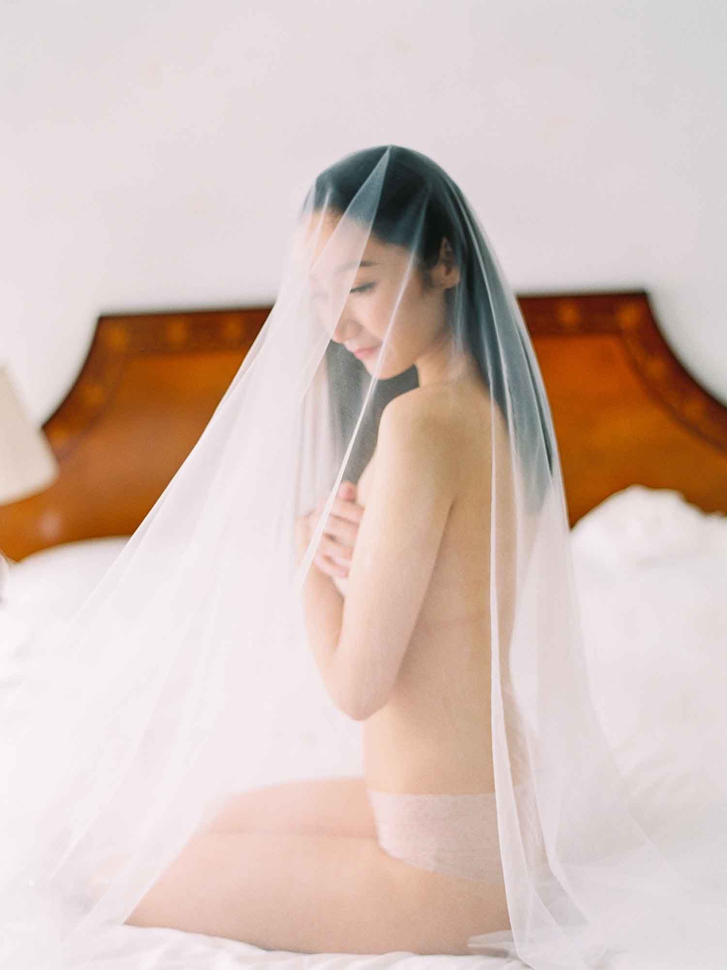 [素人新娘] 穿着性感蕾丝内裤露着性感大腿的新娘婚礼现场实拍写真 H358