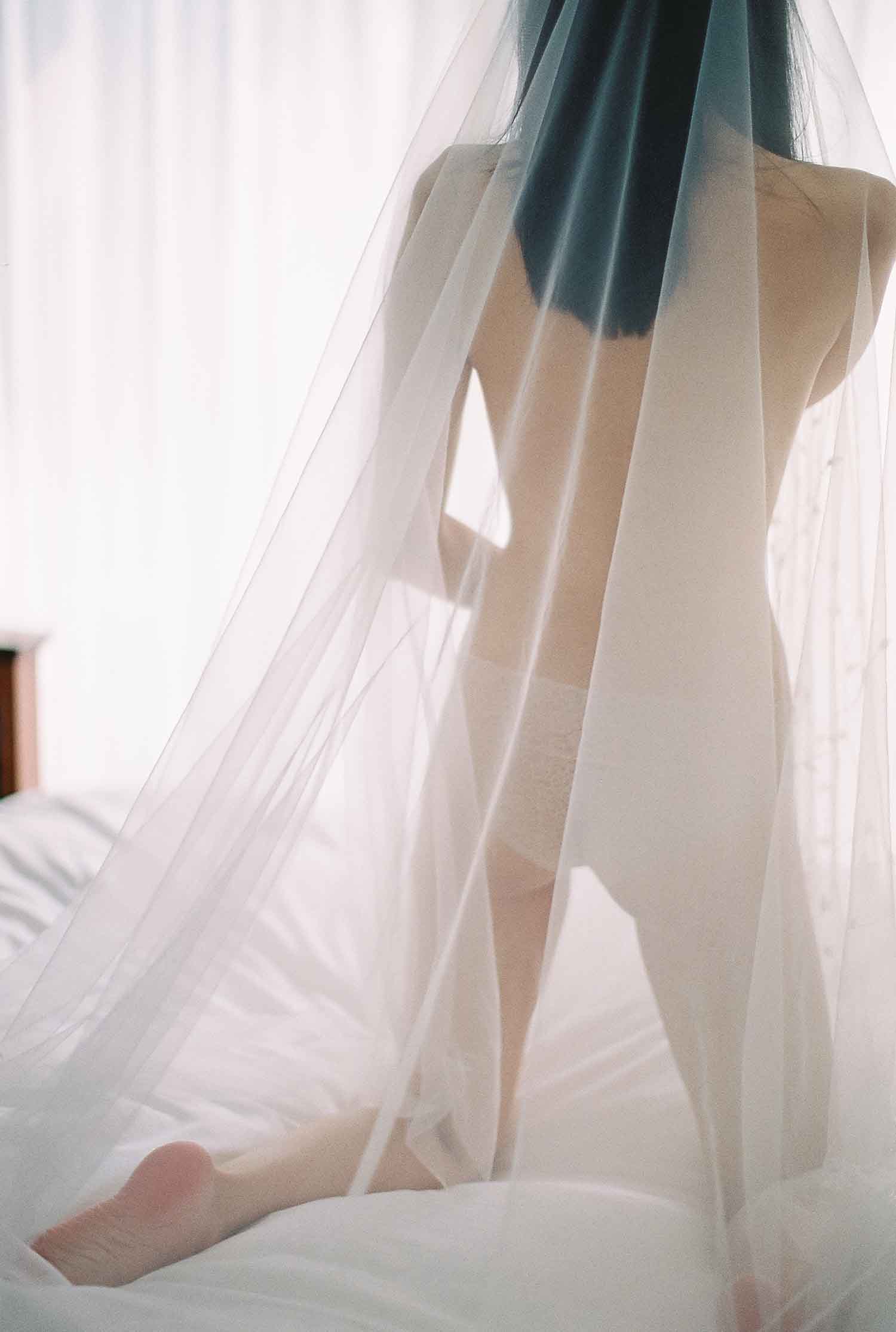 [素人新娘] 穿着性感蕾丝内裤露着性感大腿的新娘婚礼现场实拍写真 H358