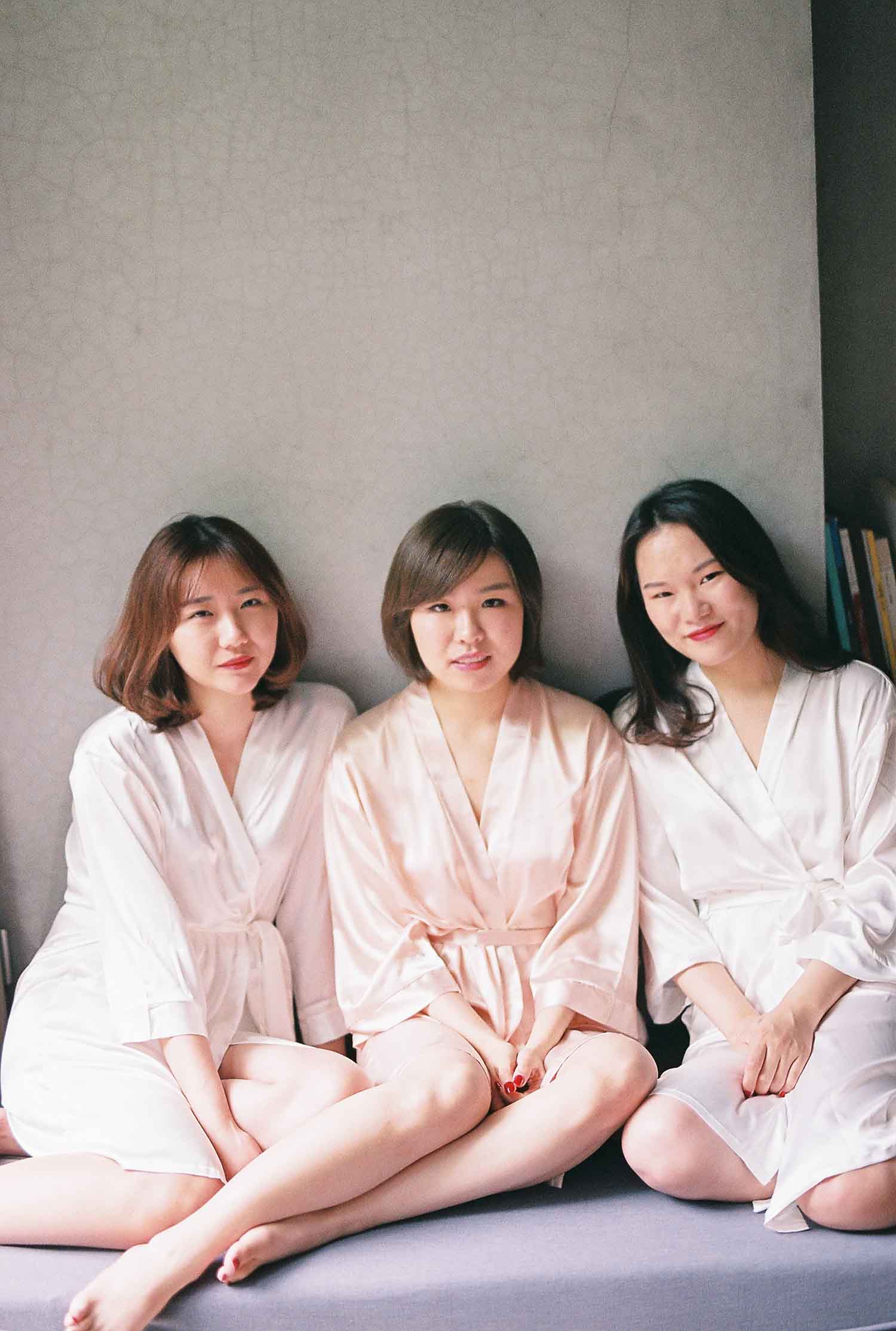 [素人新娘] 穿着性感蕾丝内裤露出后背的新娘婚礼现场实拍写真 H342