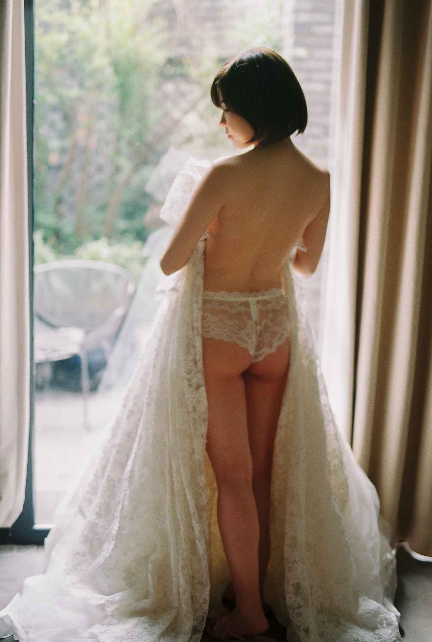 [素人新娘] 穿着性感蕾丝内裤露出后背的新娘婚礼现场实拍写真 H342