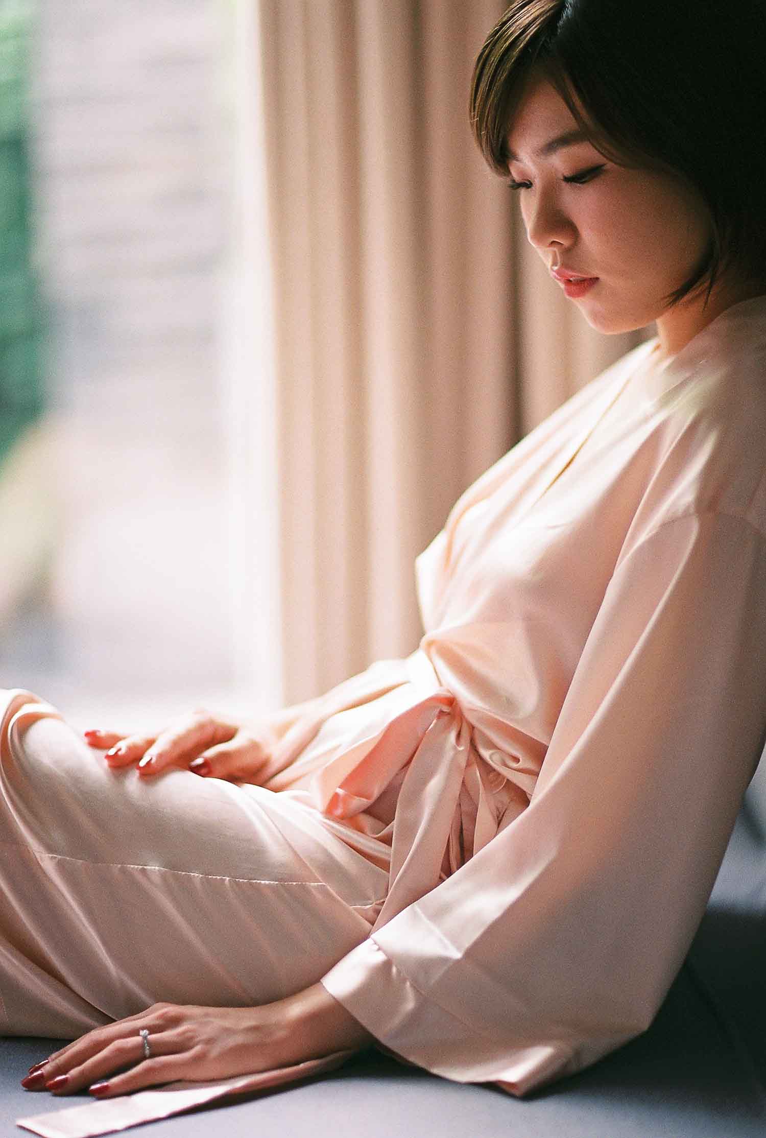 [素人新娘] 穿着性感蕾丝内裤露出后背的新娘婚礼现场实拍写真 H342