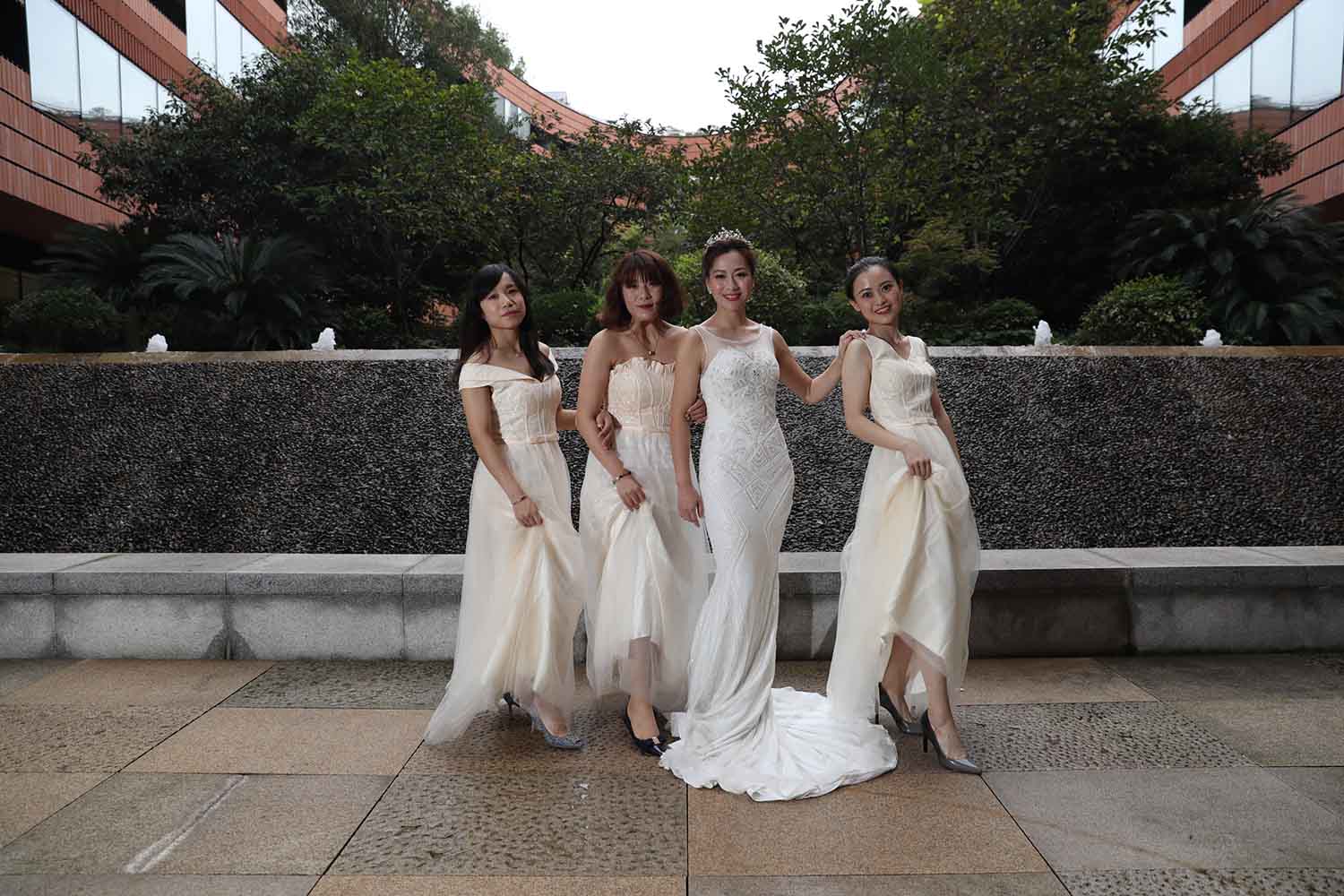 [素人新娘] 长得有点像徐静蕾的新娘婚礼现场实拍写真 H452