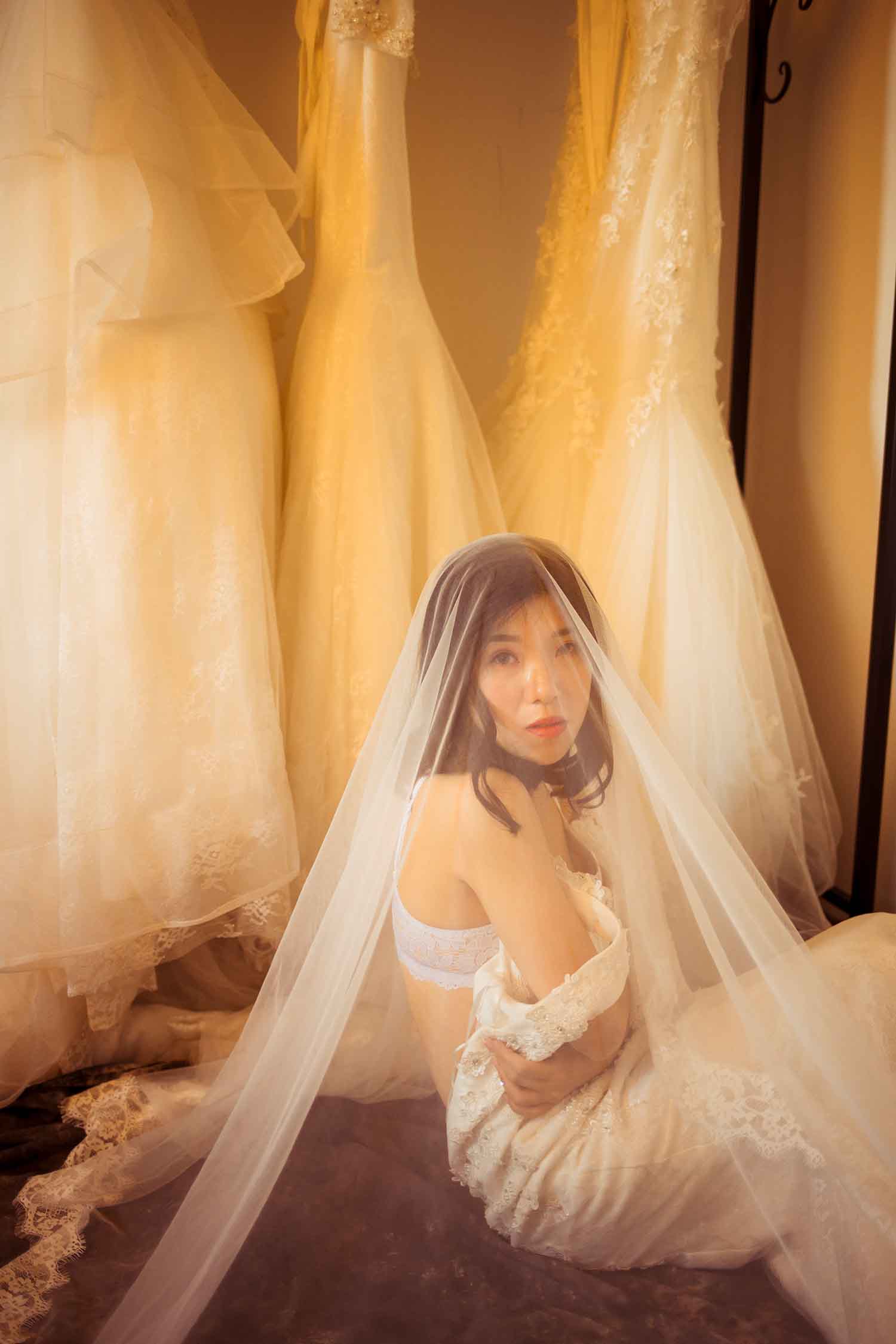 [素人新娘] 穿着蕾丝内衣的气质美女新娘拍摄婚纱照写真 H414