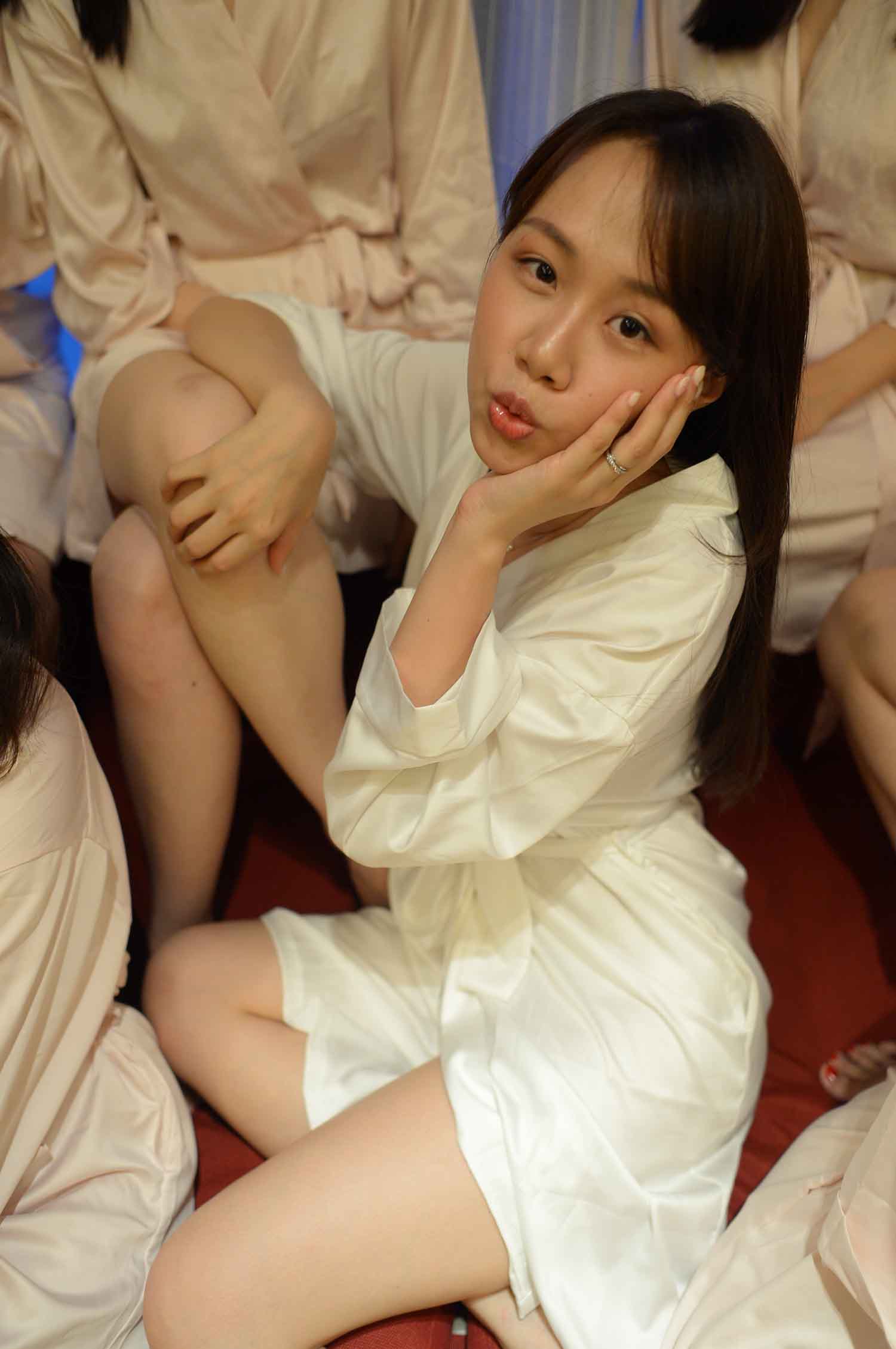 [素人新娘] 有着豪华性感伴娘团的白富美新娘婚礼现场实拍写真 H412