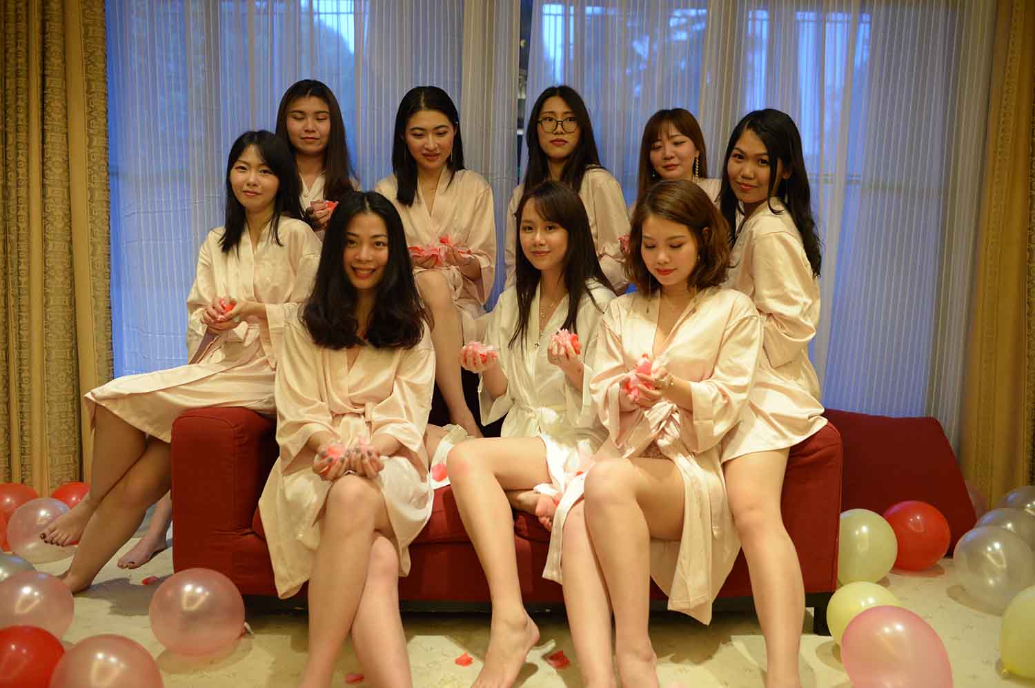 [素人新娘] 有着豪华性感伴娘团的白富美新娘婚礼现场实拍写真 H412