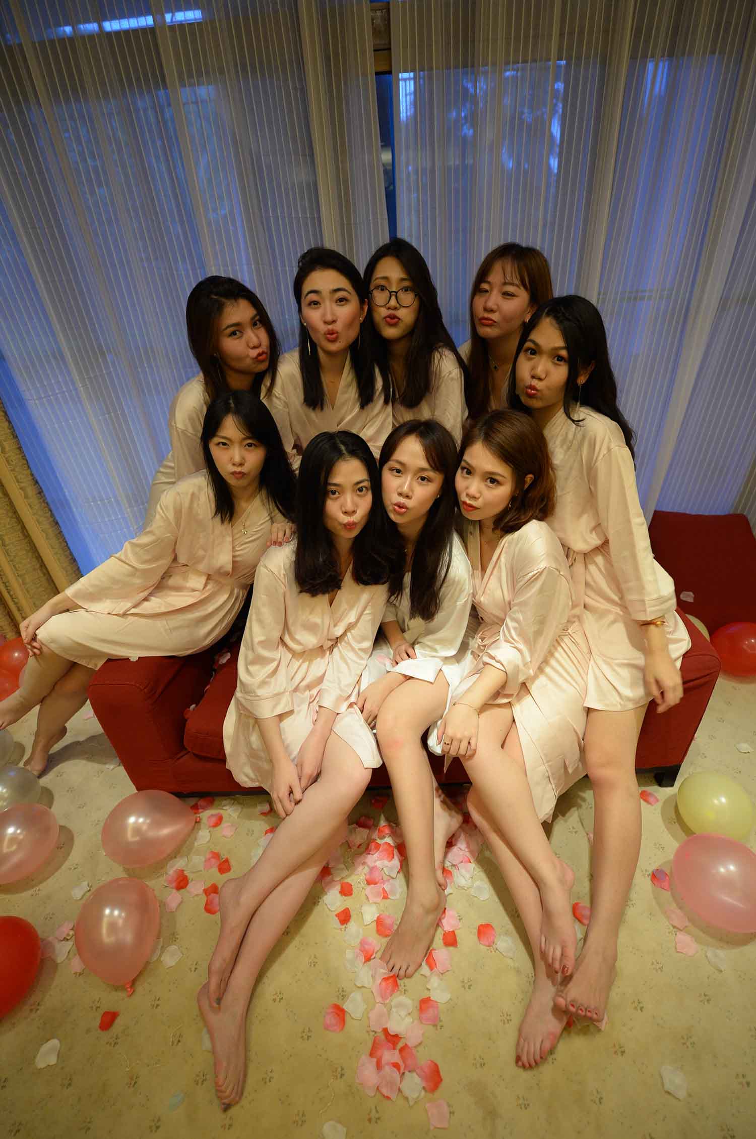 [素人新娘] 有着豪华性感伴娘团的白富美新娘婚礼现场实拍写真 H412