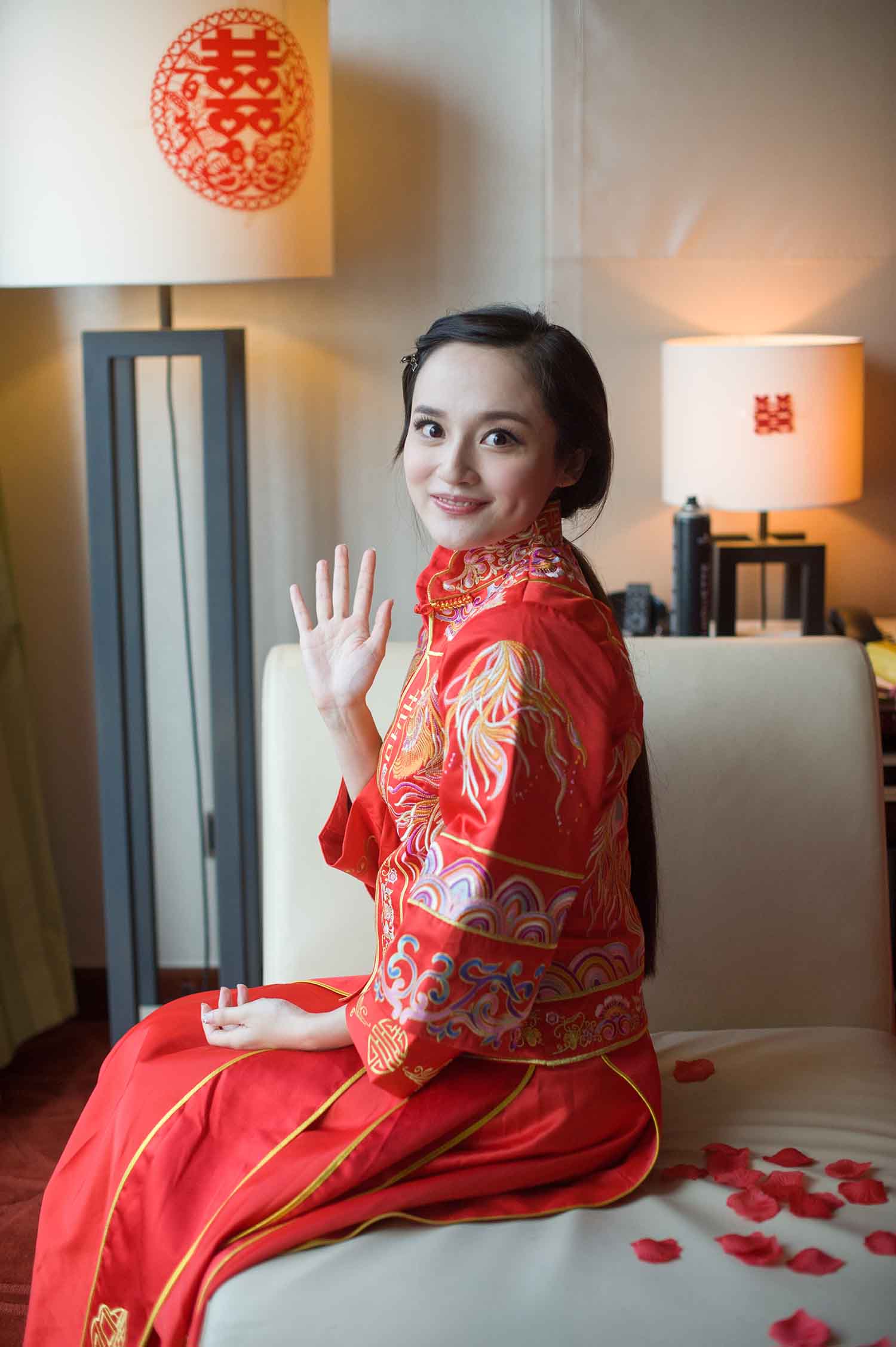 [素人新娘] 有点像张韶涵的大眼睛美女新娘婚礼现场实拍写真 H344