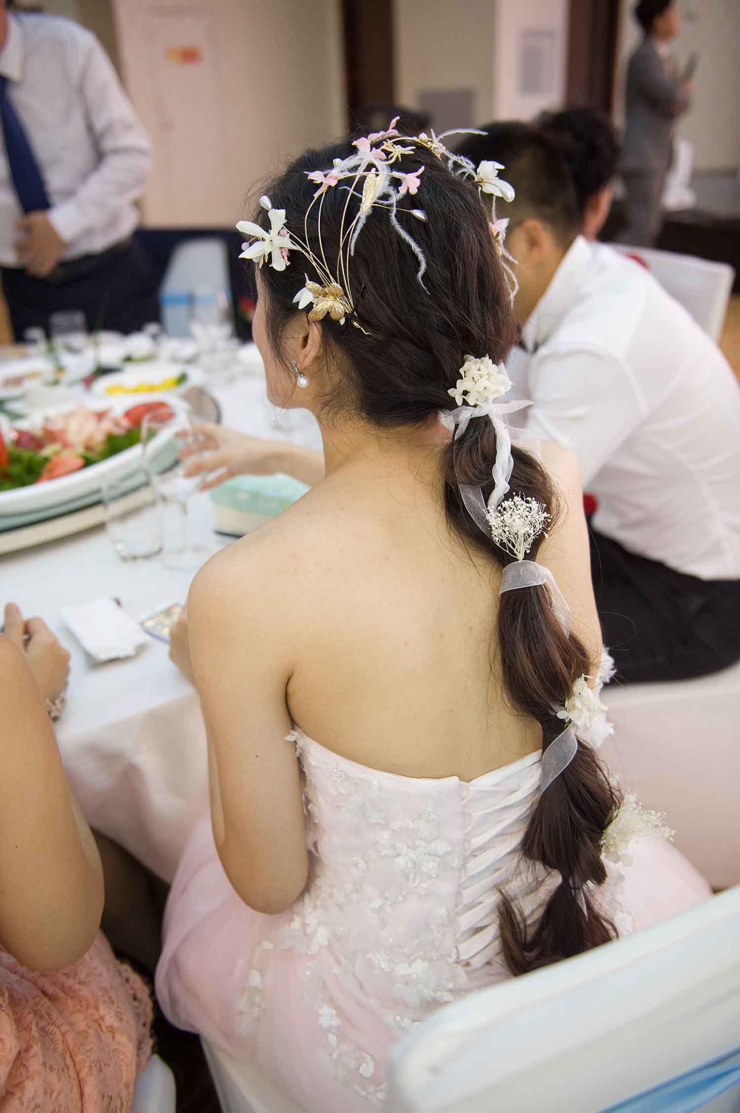 [素人新娘] 有点像张韶涵的大眼睛美女新娘婚礼现场实拍写真 H344