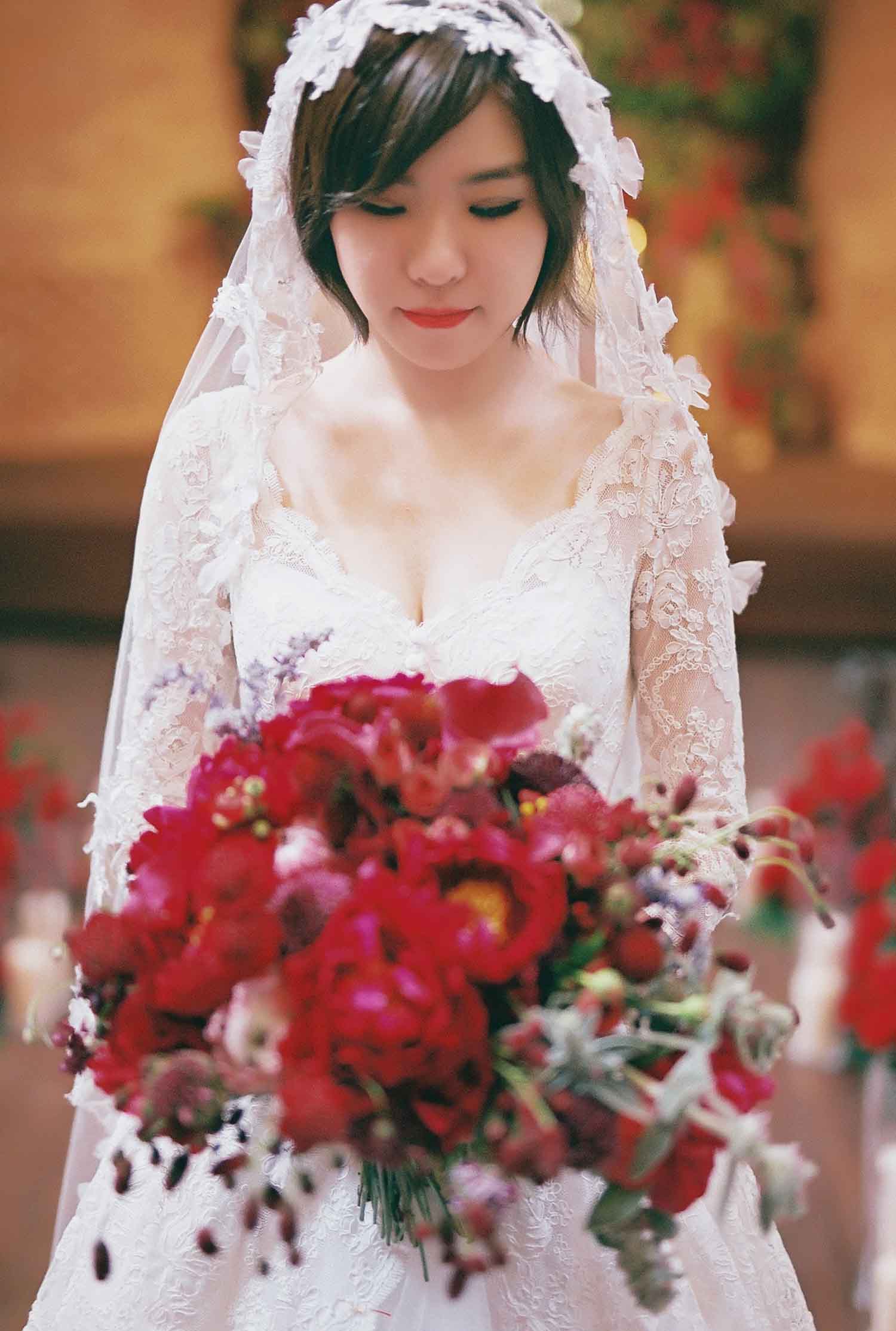 [素人新娘] 穿着性感蕾丝内裤露出后背的新娘婚礼现场实拍写真 H342