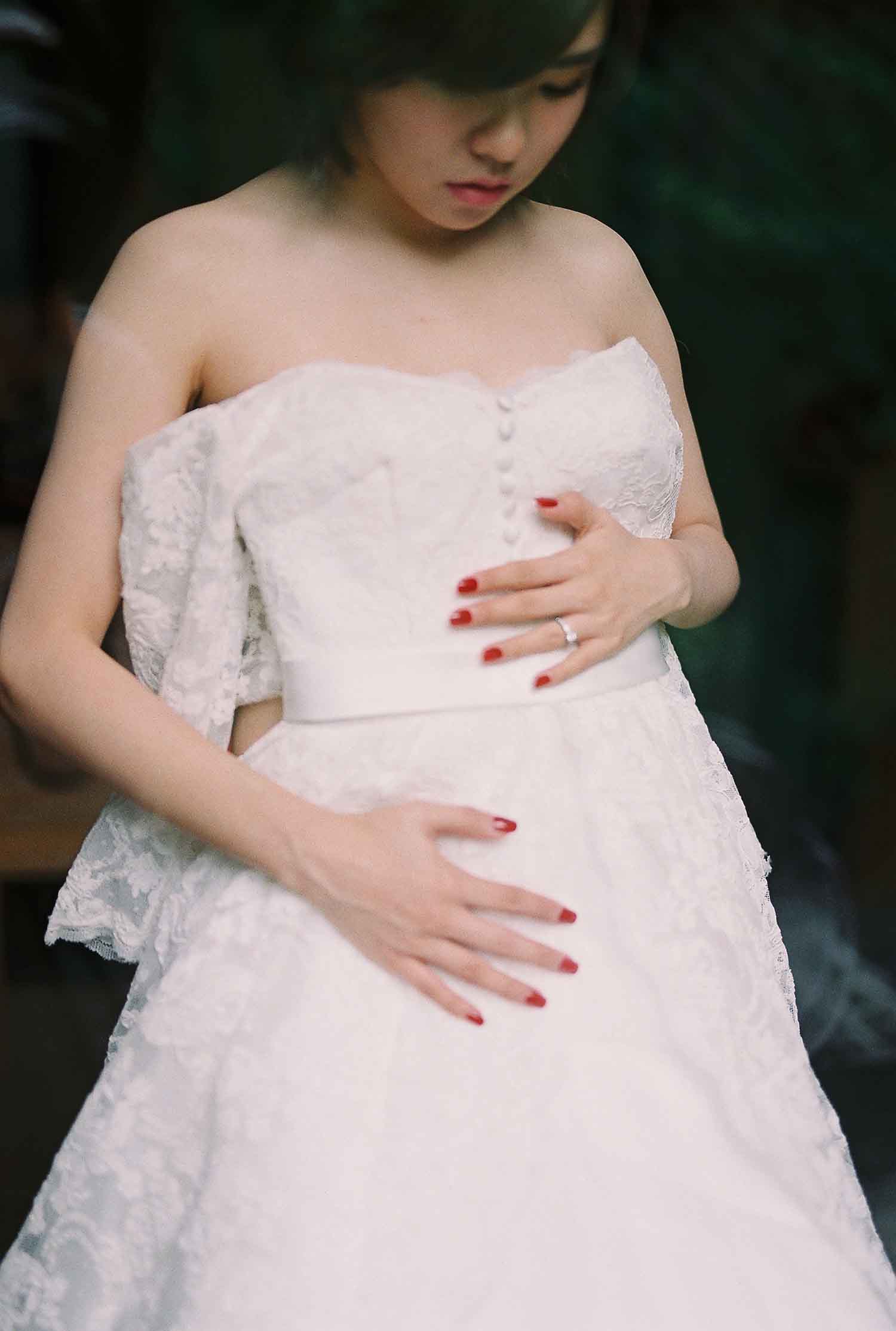 [素人新娘] 穿着性感蕾丝内裤露出后背的新娘婚礼现场实拍写真 H342