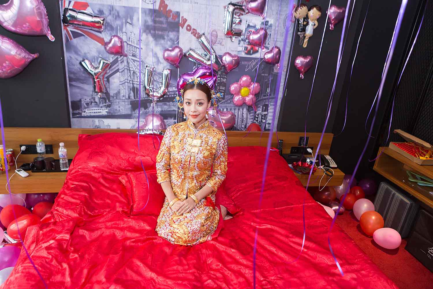 [素人新娘] 结婚当天和朋友在海边嬉戏玩的很开放的新娘婚礼现场实拍写真 H454