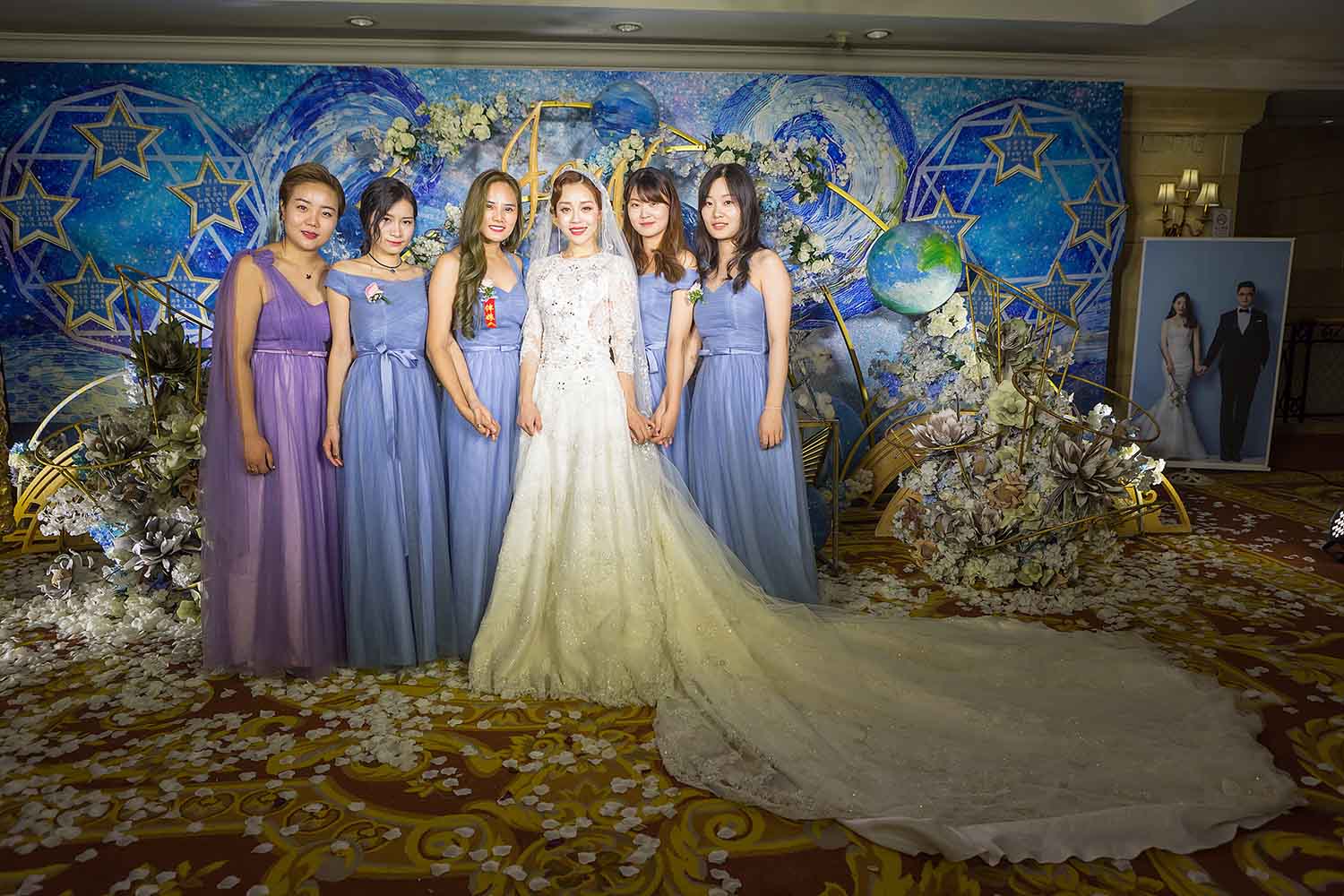 [素人新娘] 结婚当天和朋友在海边嬉戏玩的很开放的新娘婚礼现场实拍写真 H454