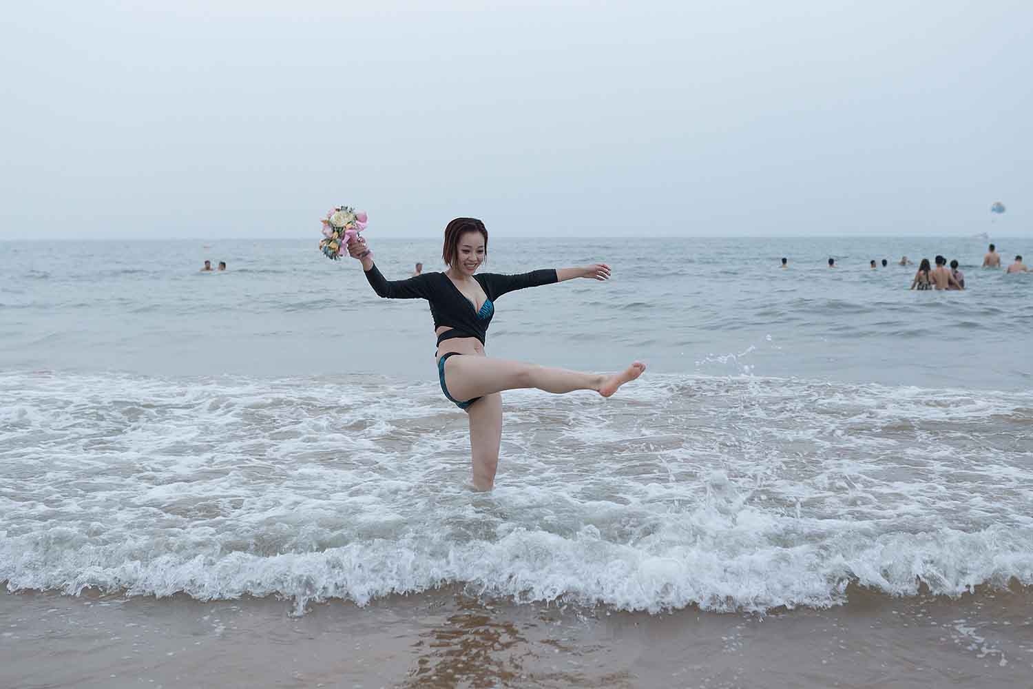 [素人新娘] 结婚当天和朋友在海边嬉戏玩的很开放的新娘婚礼现场实拍写真 H454